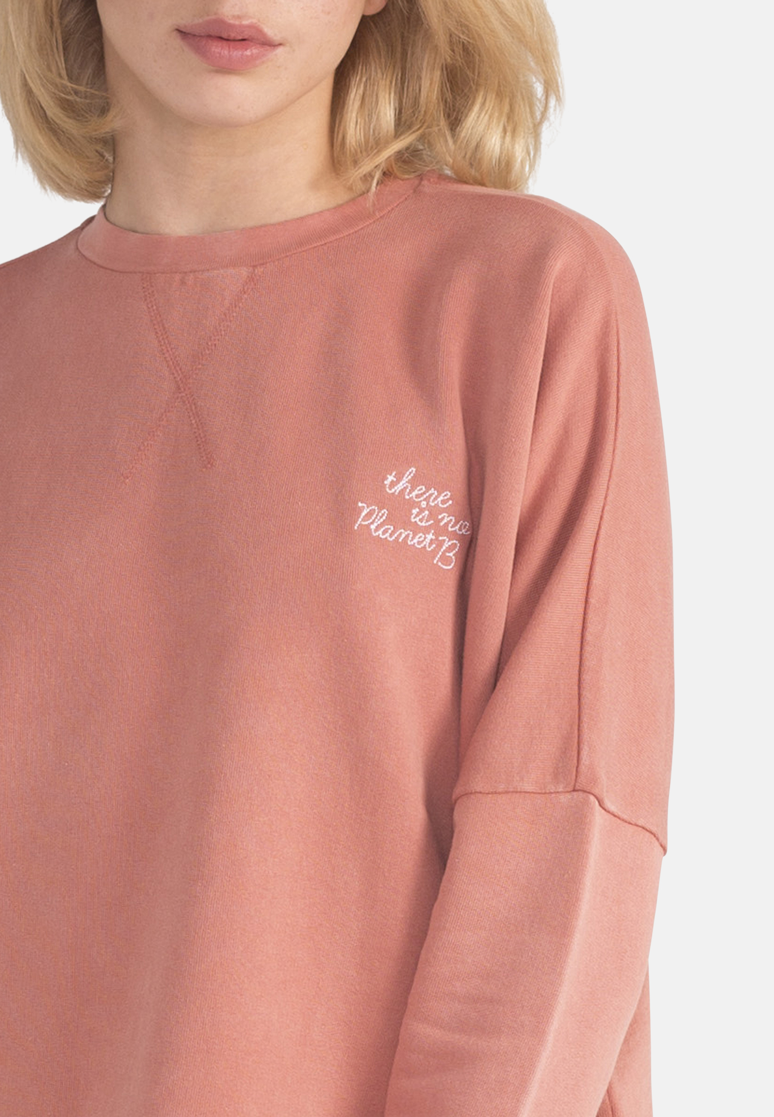 MONKEEGENES_MAO42_DROPSHOULDERSWEAT_RED_DETAIL1.jpg