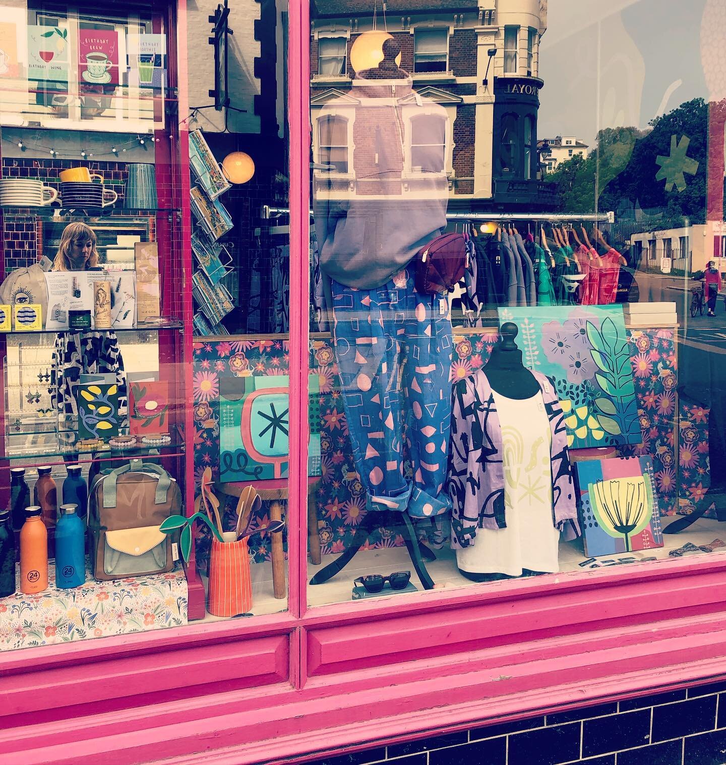 Bit of a tidy up in the window&hellip;kinda hard to see with the reflections but you get the idea!! 
Usual weekend opening hours:
Saturday 10-5
Sunday 11-3 💕
#alltheprettycolours #paisleyandfriends #printandpattern #stleonardsonsea #windowreflection