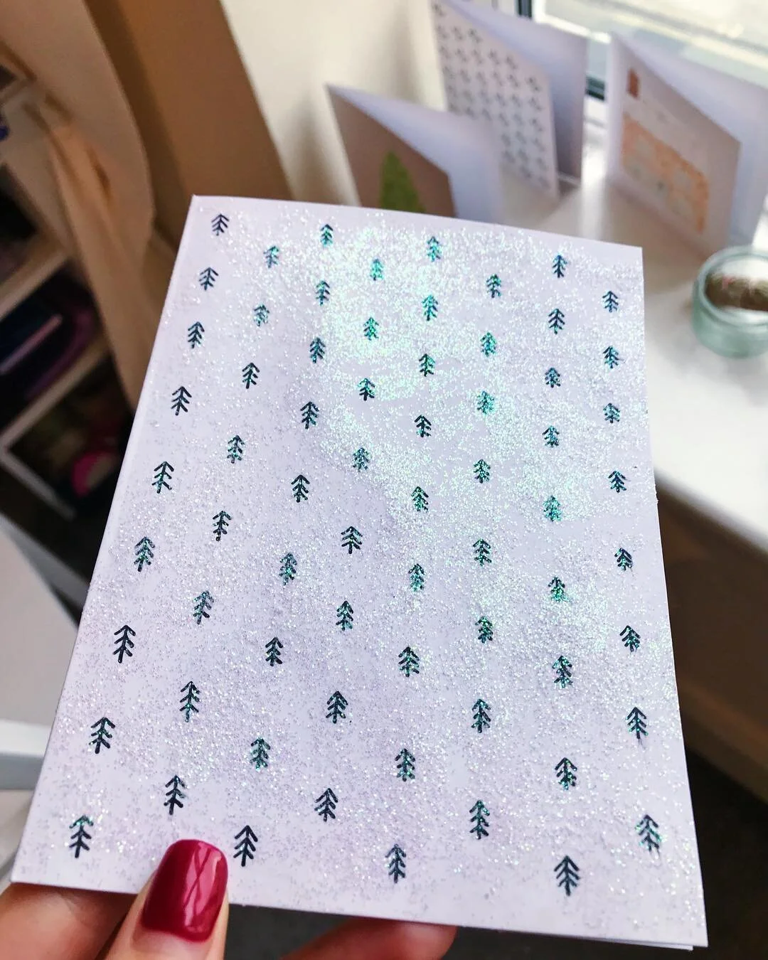 Turns out photographing glitter is not as easy as you&rsquo;d think 🤔
&bull;
#glitter #xmas #christmas #xmascard #christmascard #crafts #holidays #penart #greetingcard #design #creative #drawing #illustration #pattern