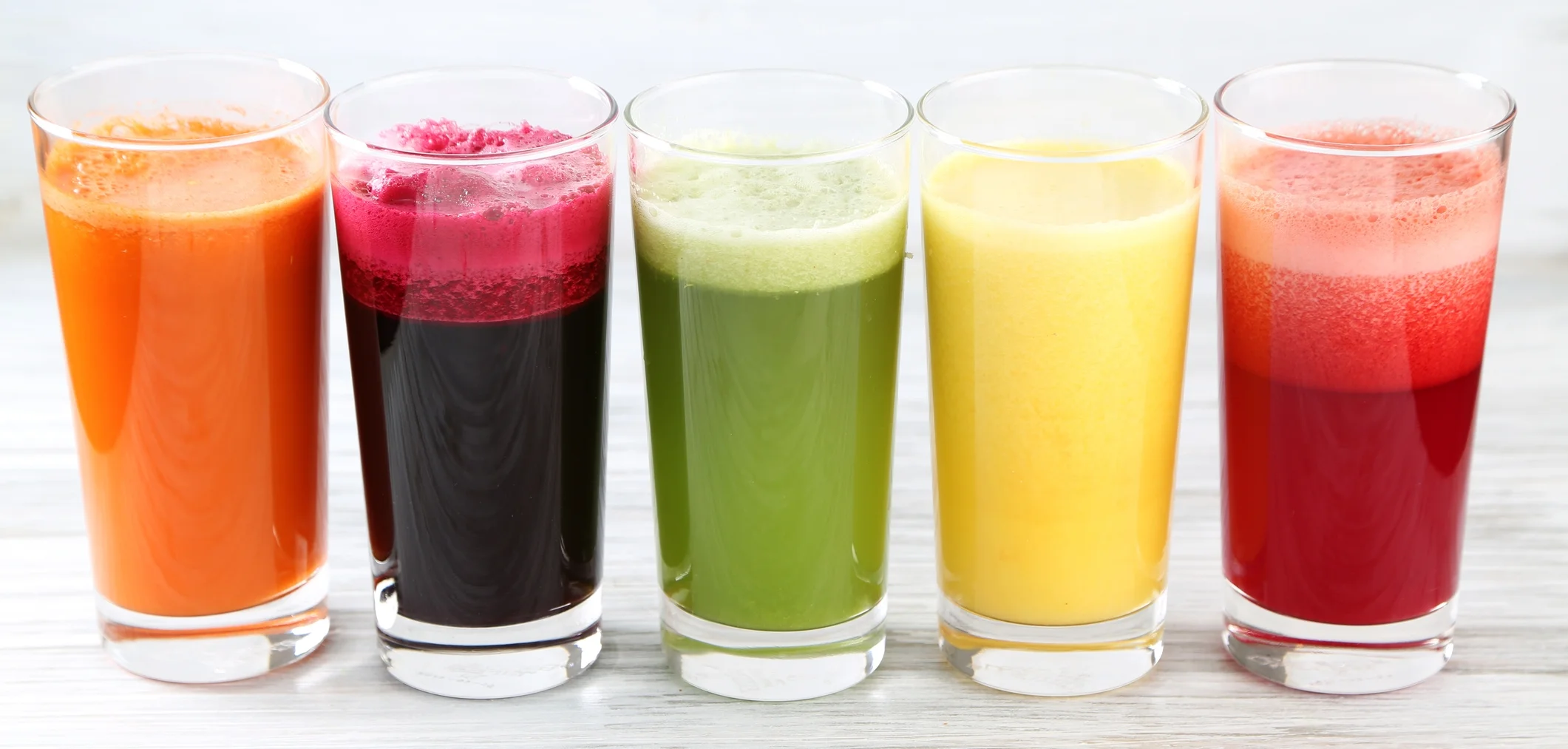 Friske juicer i alle regnbuens farver