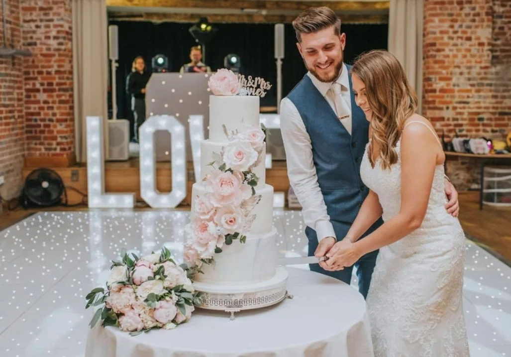 Pro Cutting Cake.jpg