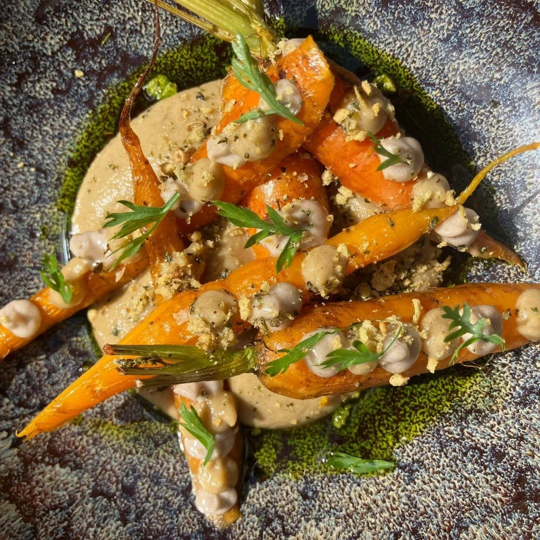 𝗚𝗲𝗽𝗼𝗳𝘁𝗲 𝘄𝗼𝗿𝘁𝗲𝗹 &ndash; 𝗴𝗲𝗺𝗯𝗲𝗿 &ndash; 𝘇𝘄𝗮𝗿𝘁𝗲 𝗹𝗼𝗼𝗸 &ndash; 𝘀𝗼𝗯𝗮.

Geniet nog t.e.m. zaterdag 9 augustus van dit heerlijke voorgerecht, deel van jouw menu. 
Vanaf 10 augustus zijn we er even tussenuit voor een verdiend 