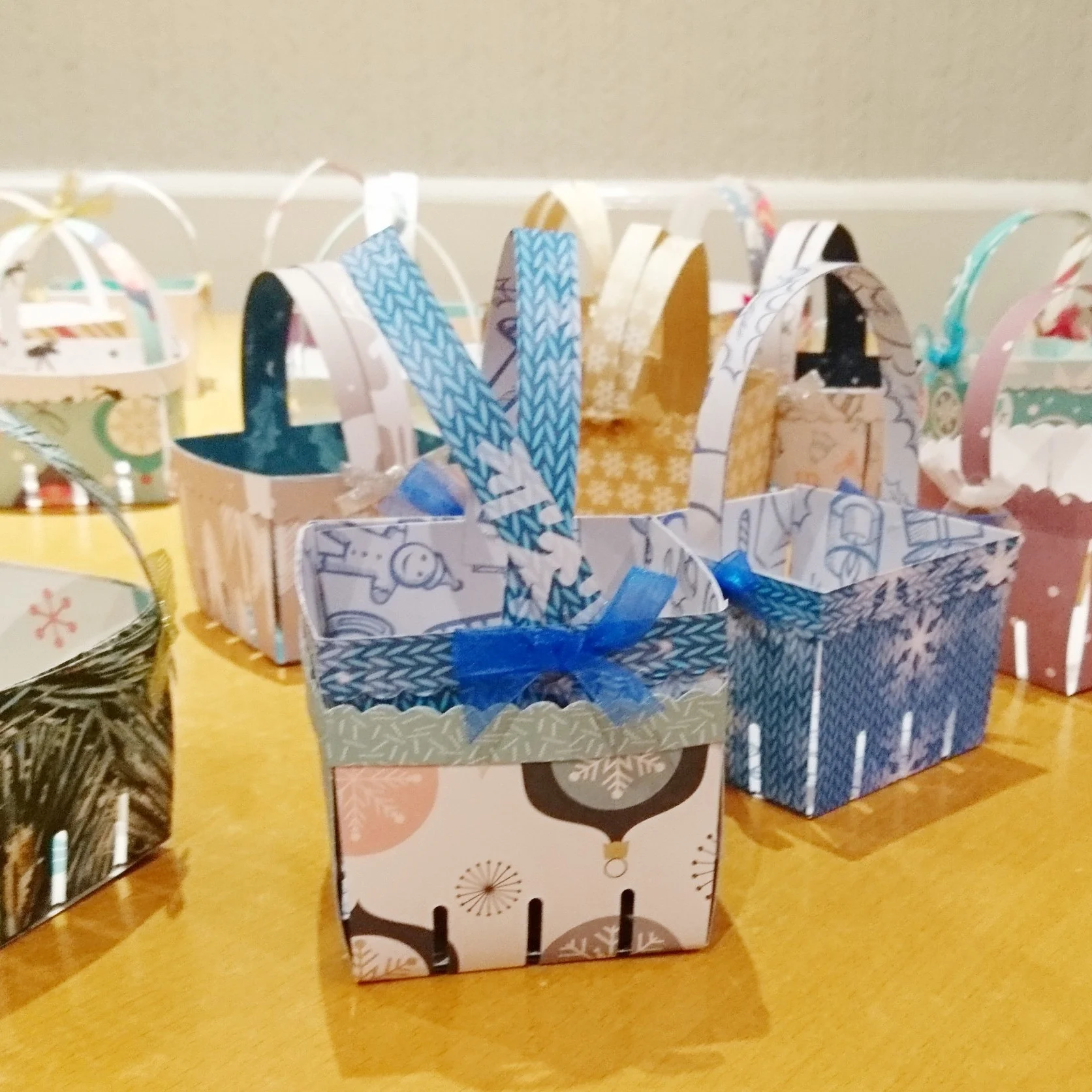 November 2018: Jean H showed us how to make these decorative paper baskets.
