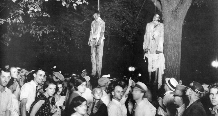 Amerikkkan lynch mob back in the day: Say “cheese”