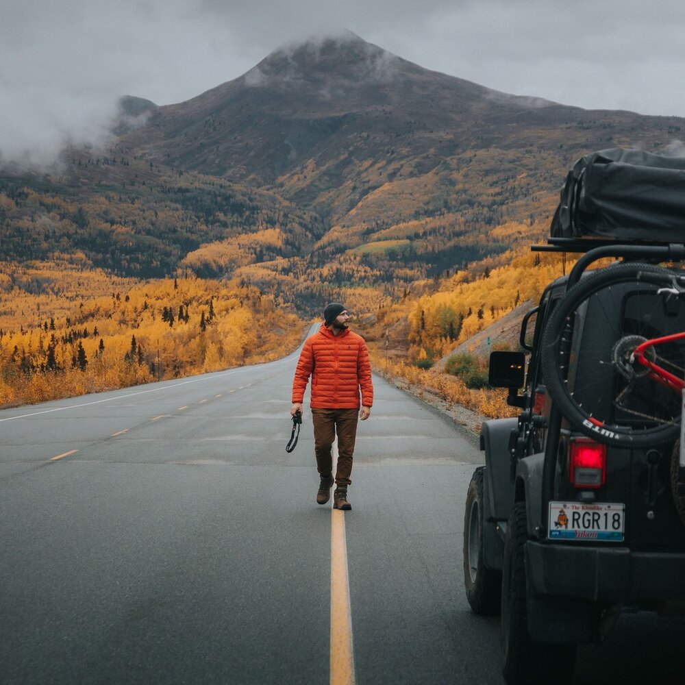 Fall is coming and that means the start of crisp mornings, hot chocolate fresh out of the thermos and roadtrips into the orange and yellow mountains! Although you may miss out on the midnight sun, the lack there of increases your chances of seeing an