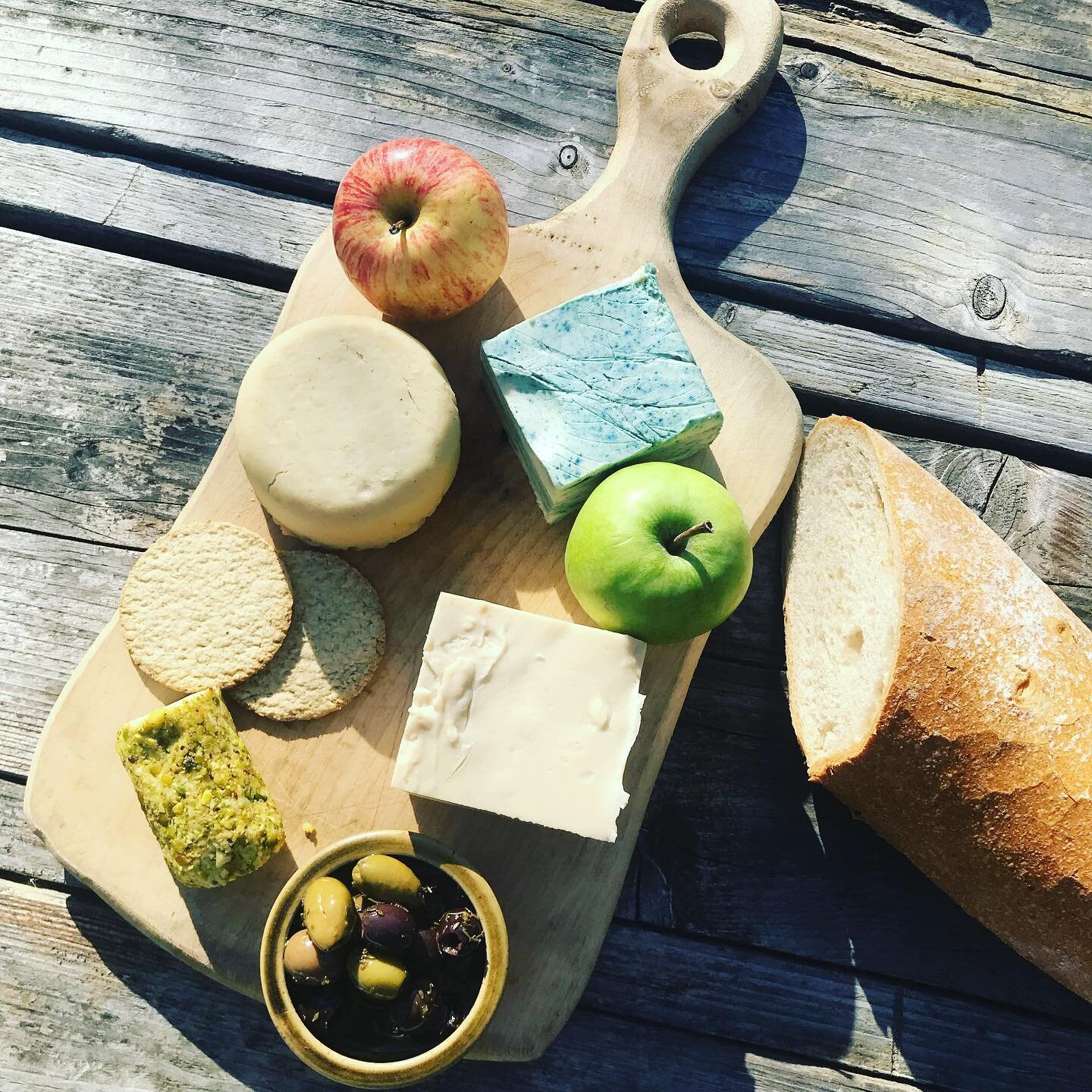 Simplicity... is an @earthyvegancheese cheeseboard - Smoked Gouda, New Moon Brie and Cashew Bleu with apples, olives and freshly baked bread.
.
More cheeseboard inspo in our Highlights 🤘
If you make a cheeseboard using our cheeses, please tag us @ea