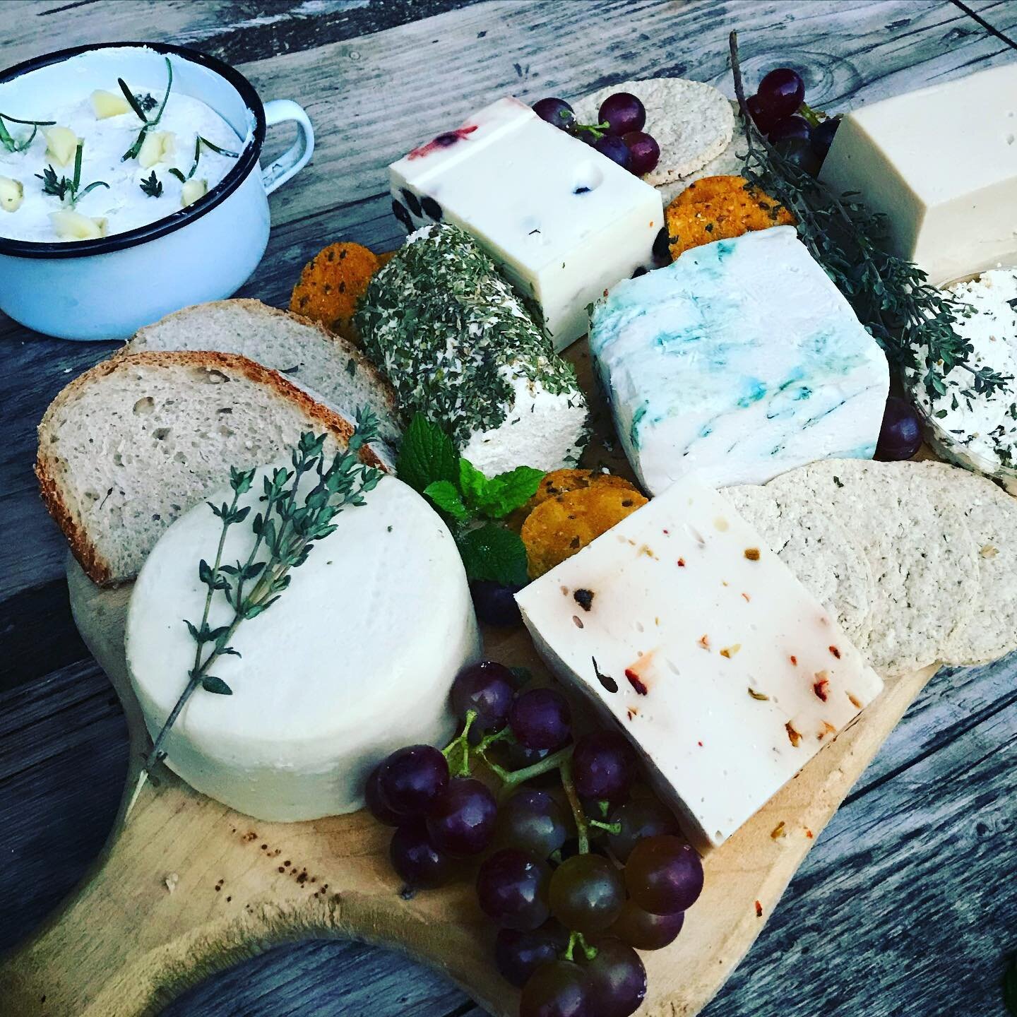 🎄 Hey what?! It&rsquo;s only a month until Xmas and you have just under a week to pre-order your @earthyvegancheese Christmas Cheese Selection box.
.
Check them out on our website artisanvegancheese.co.uk or via the link in bio
.
#vegancheese #artis