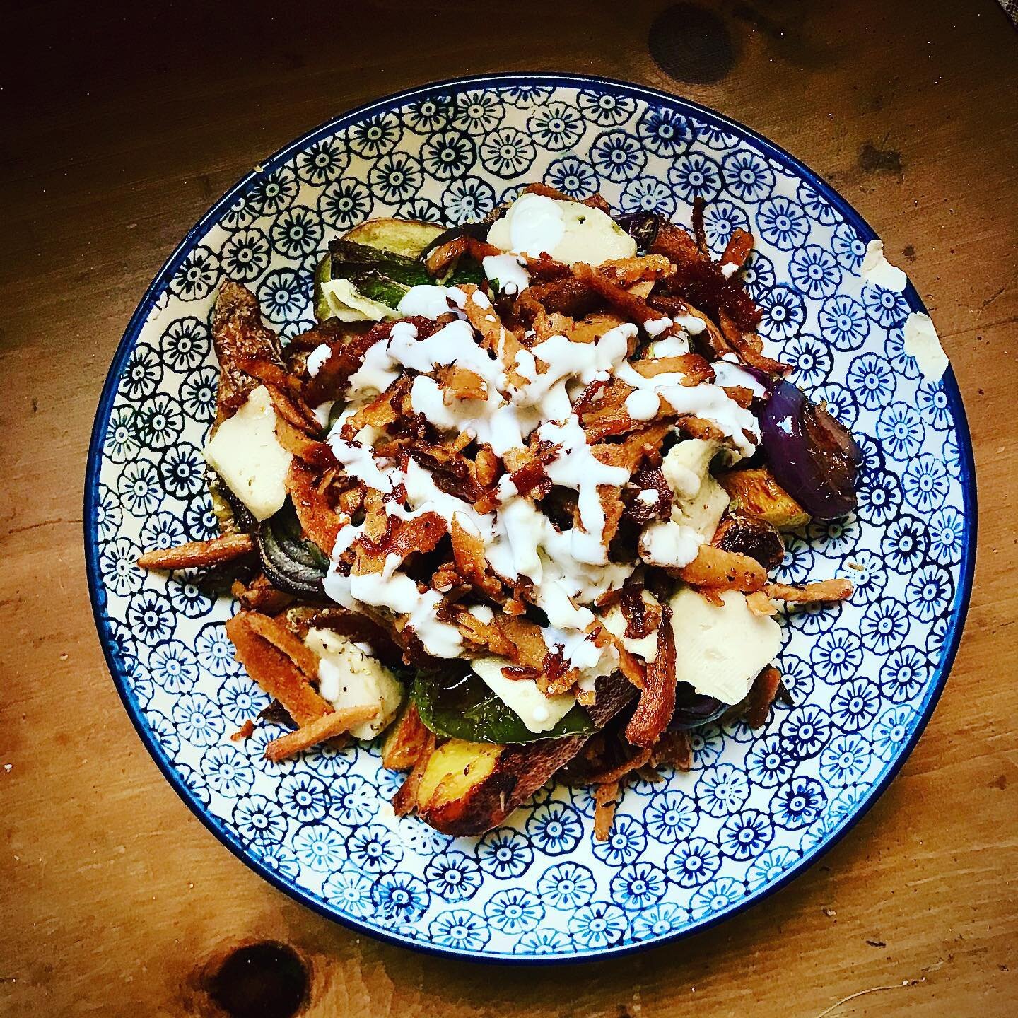 Weekend meal inspo!
.
To the Moon and Back Loaded Fries - baked hand cut oregano chips with roasted green peppers, caramelised red onion, @vivavivera #plantbased Greek kebab meat, @earthyvegancheese New Moon Brie and garlic veganaise dressing 👌😋
.
