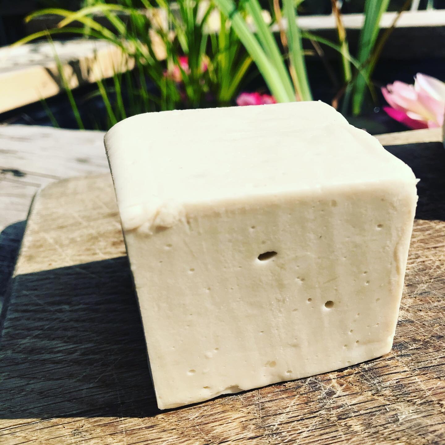 🧀 Our Smoked Gouda block - slice it in a sandwich with sauerkraut and mustard, grill it on toast dolloped with Worcestershire sauce, grate it on your favourite pasta bake or baked potato 🥔 it&rsquo;s YOUR choice.
.
So simple... but that lightly smo