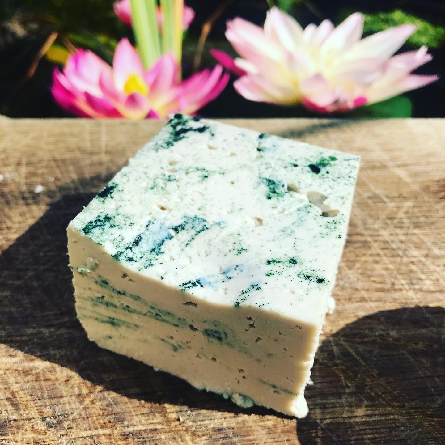 💙Just our Cashew Bleu waiting to be spread on a cracker...
.
🙌 if you have tried it, let us know your thoughts on it in the comments. One customer once said to us after tasting it: &laquo;&nbsp;I don&rsquo;t even like blue cheese, but I looooove th