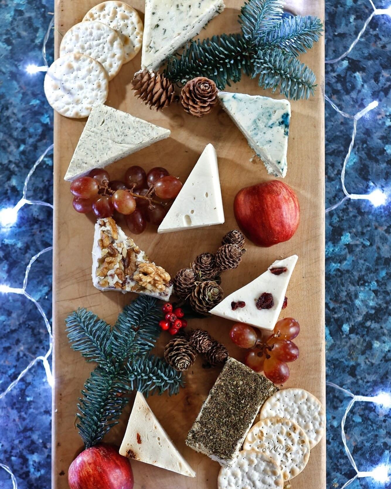 The countdown is ON to the festive table 🎄 
Whether you&rsquo;re avoiding dairy or doing it for the animals, we have lovely cheese hampers available to pre-order on our website for collection on 21 Dec at Leith market or delivery within Edinburgh ci