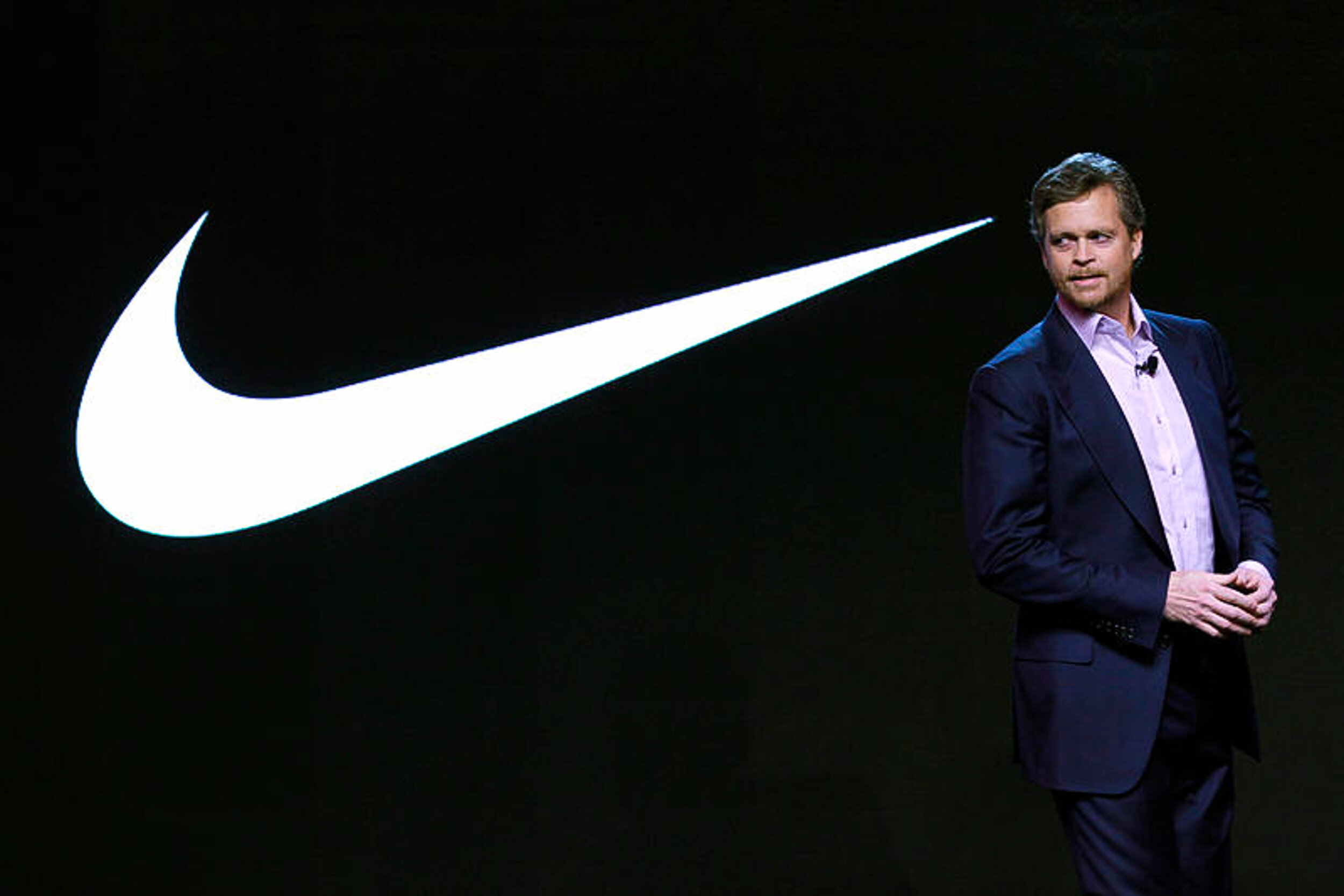 Играют найка. Nike CEO. Основатель Nike.