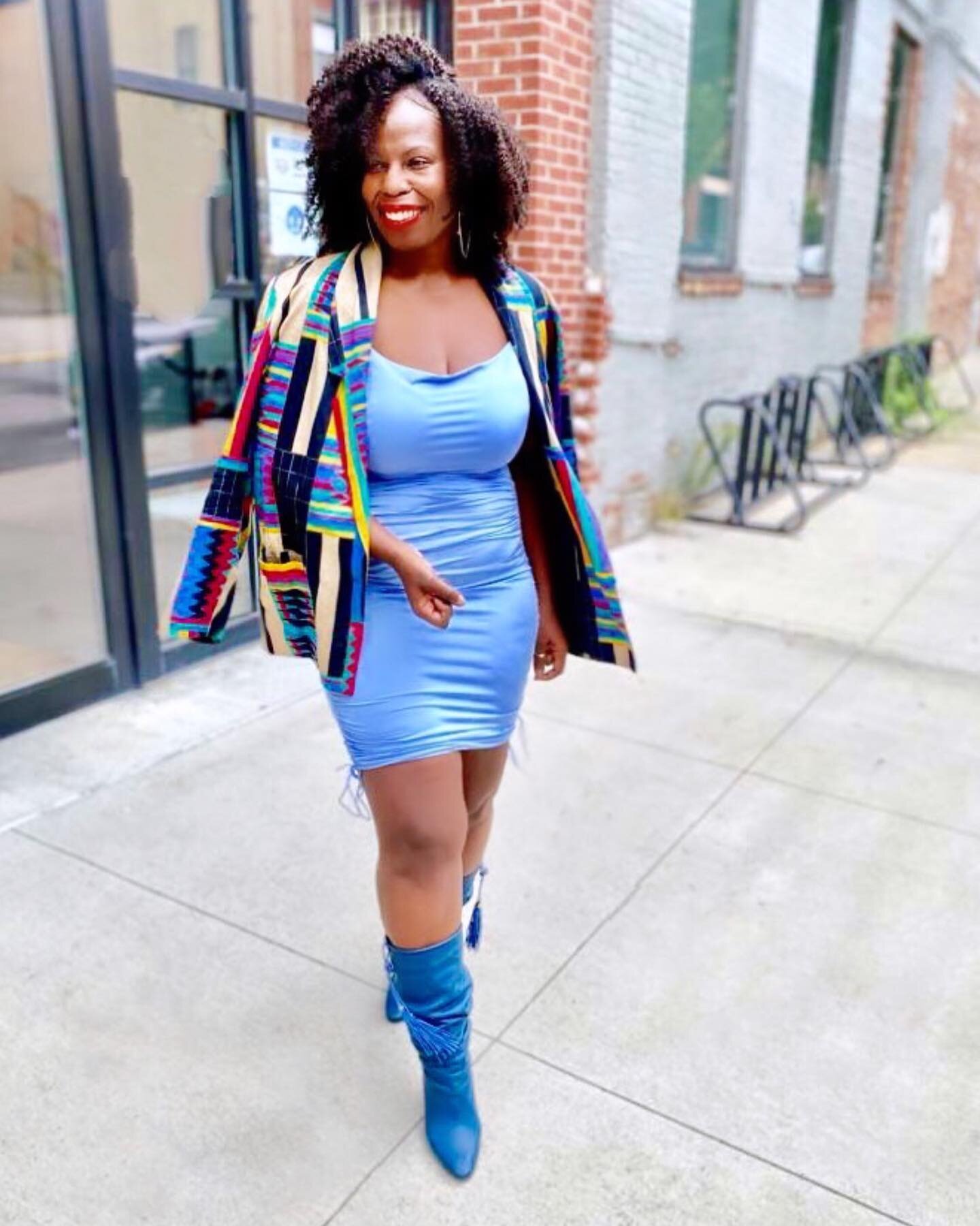 Fall is all about layering and mixing pieces. So I paired this summer dress for #fallfashion styling by adding a funky vintage blazer and some sexy stylish boots. What do you think, am I Fall ready? ☺️ #beyourself  @forbloggersonly 

💙
Dress: @setin