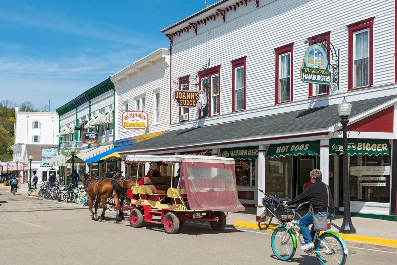 Image source: https://www.travelandleisure.com/trip-ideas/island-vacations/mackinac-island-michigan
