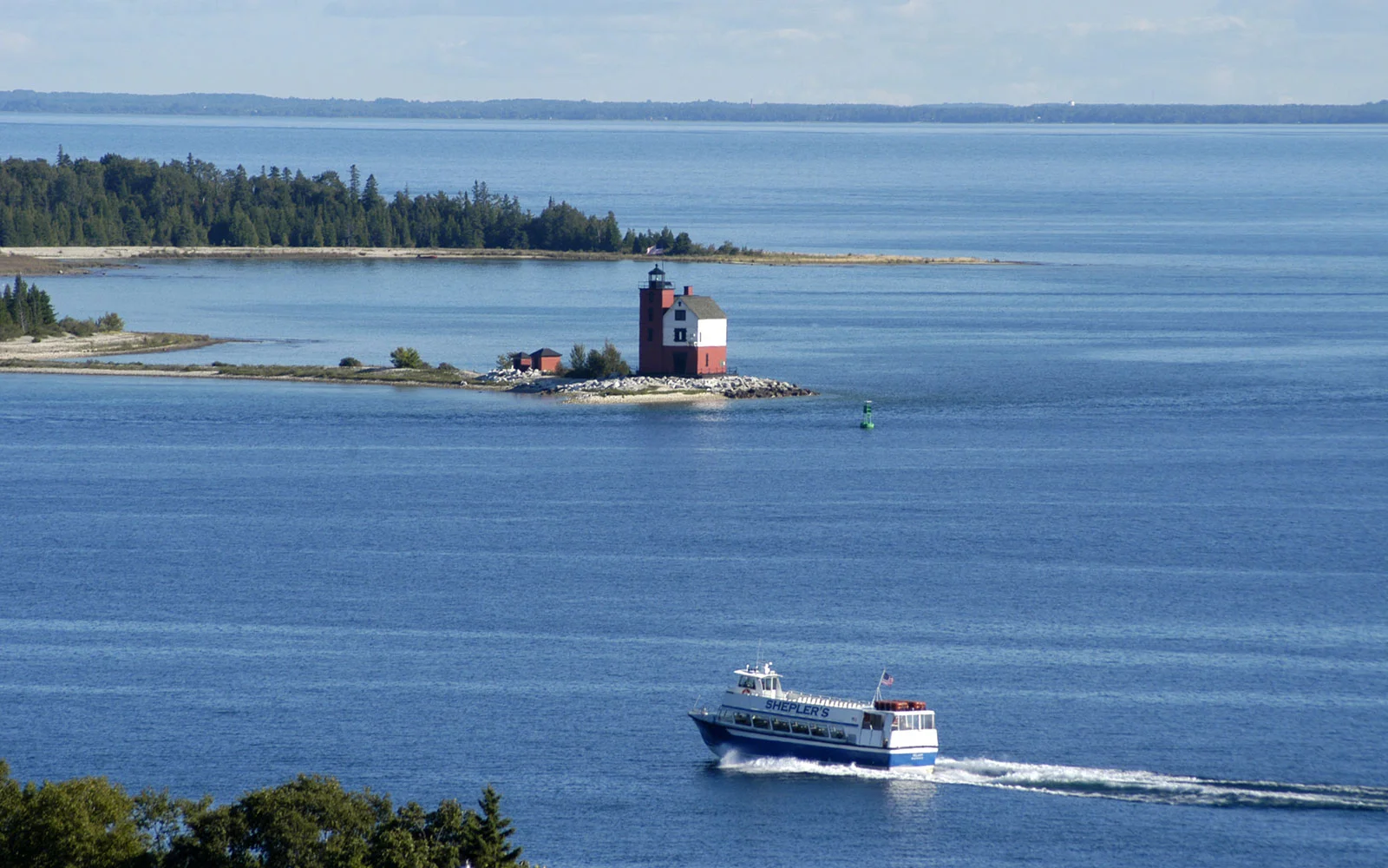 Image source: https://www.travelandleisure.com/trip-ideas/island-vacations/mackinac-island-michigan
