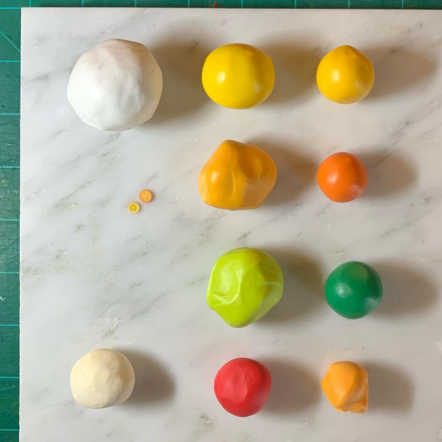 Clay fruit cane colors 🍋🥝🍒🍊

#hotfluff #polymerclayearrings