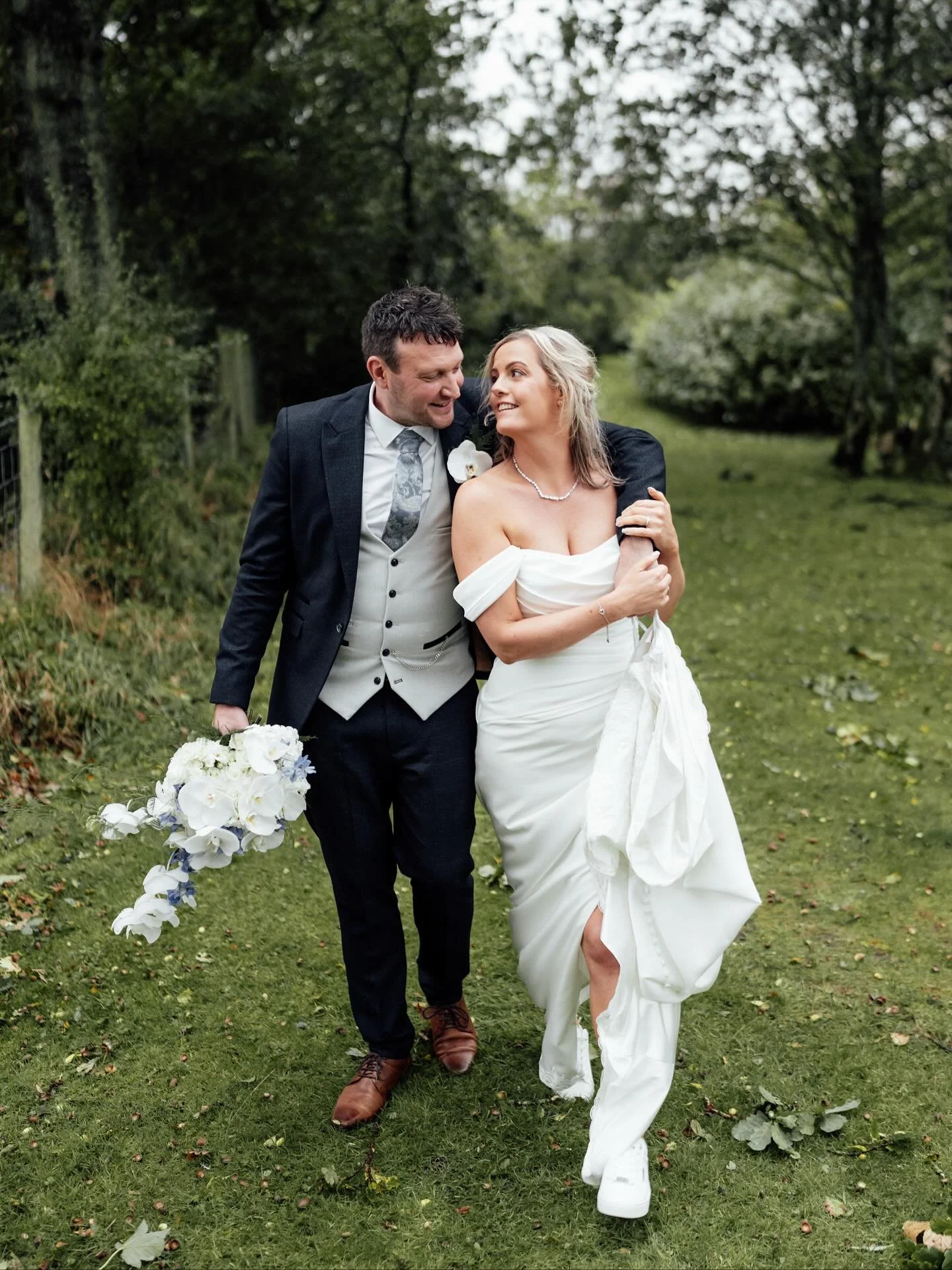 Not even Storm Amy could put a damper on this beautiful day for Gemma and Duncan π«Άπ»
What a stunning day it was, my first ever time at @lowhallthelakes and it was nothing short of magical! Butterflies landing on Gemma’s bouquet in the morning