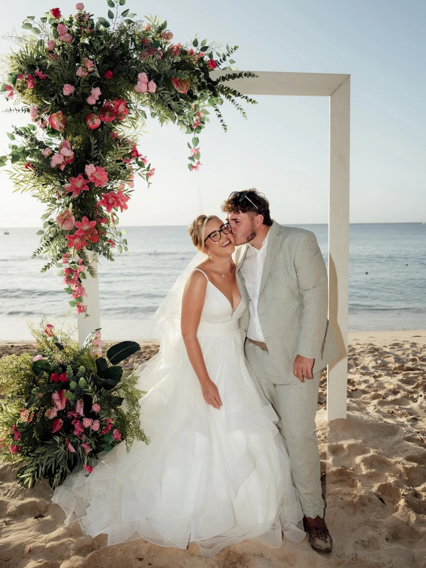 TOMIKA &amp; TOM //

An utterly gorgeous wedding on the beach in Barbados 🇧🇧
Being asked to fly out and capture this stunning day was a dream, so grateful for the opportunity to capture so many beautiful weddings! 
-
-
-
#destinationweddingphotogra