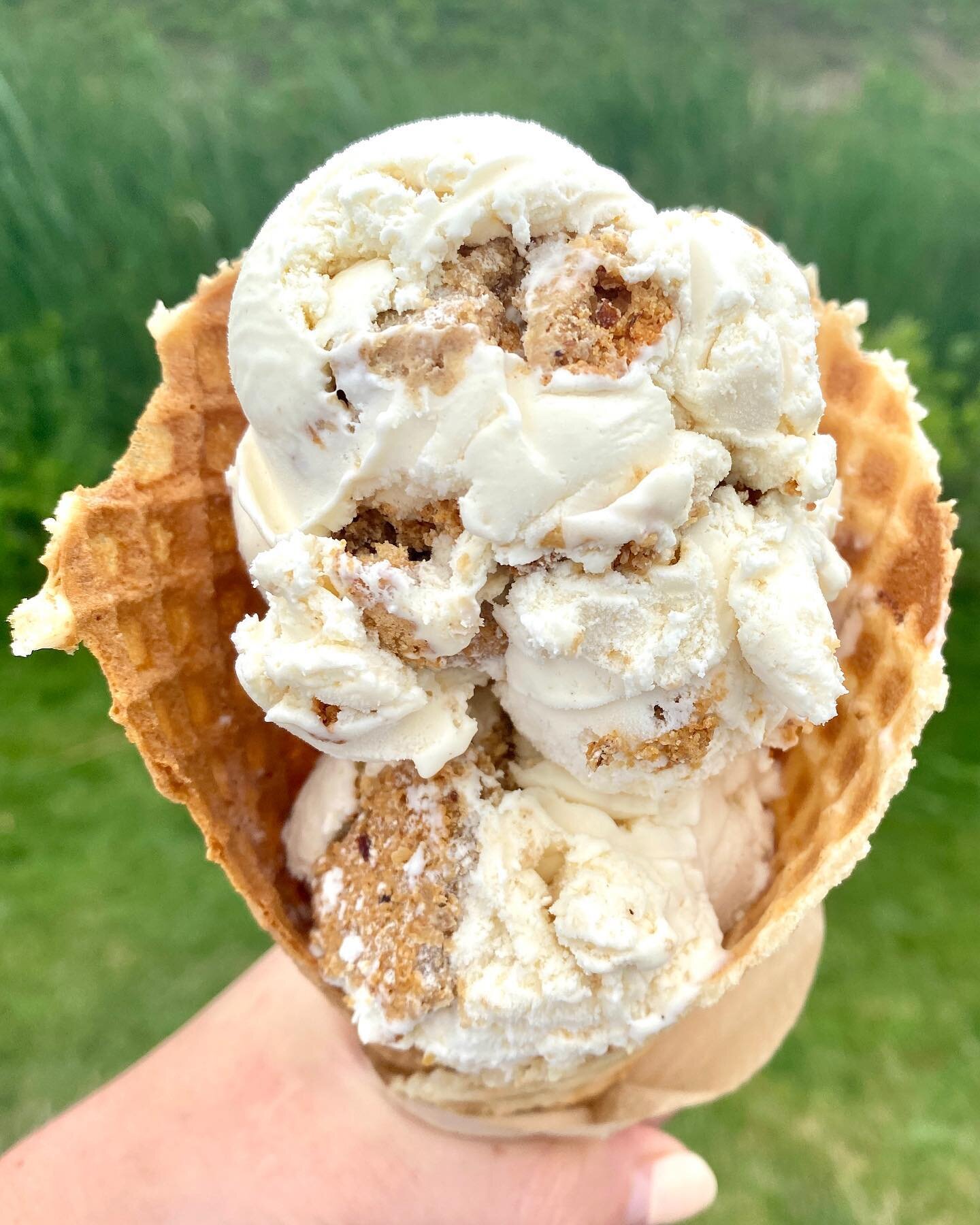 Phew that was a stormy morning! Luckily the sun is peaking out so we can get outside and enjoy the evening! Both shops are open until 9:30 - come kick off your weekend with a scoop!