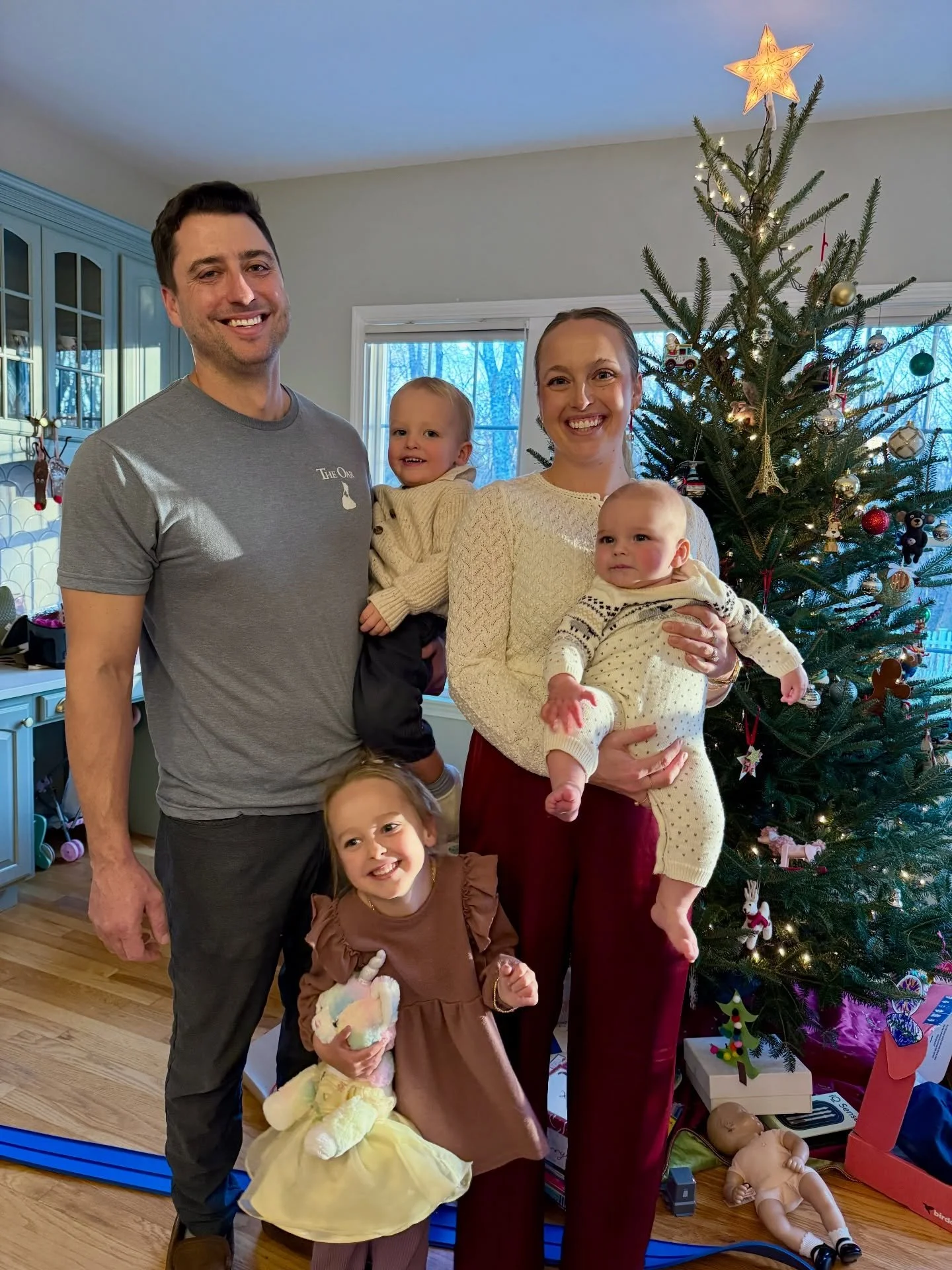 wishing everyone the happiest of holidays from the clems fam ✨✨✨

thanks to the generosity of our customers during the thanksgiving pint sale we were able to donate almost 400lb of food and $500 between @newportmlk and @nkfoodpantryri ! thank you to 