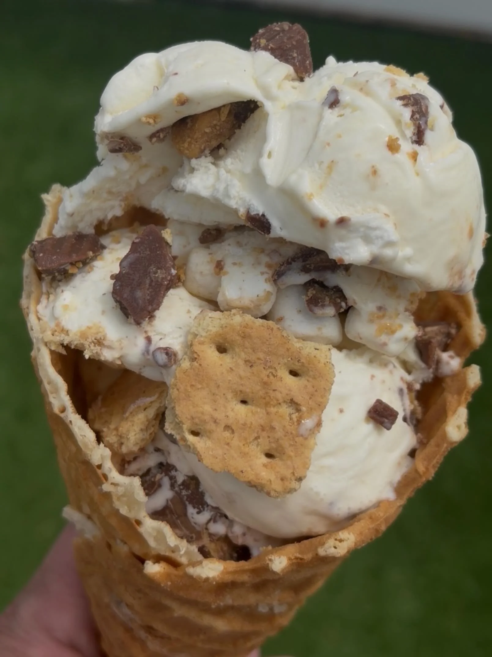 introducingggg&hellip;..

FLUFFERNUTTER PIE! vanilla ice cream. mini marshmallows. pb cups. graham crackers. 

think classic pb &amp; fluff sandwich with some personality 🕺

available in all 3 shops tomorrow 📍
