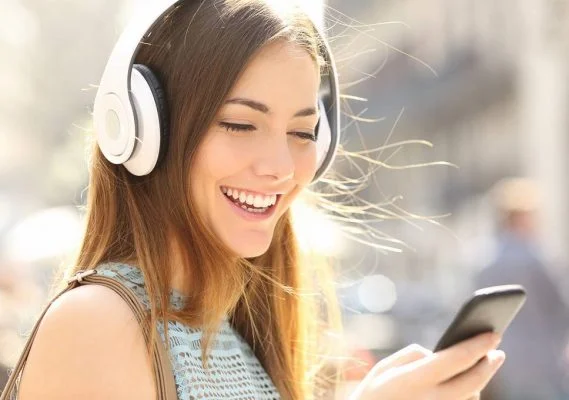 woman-wearing-a-wirelessheadphone-569x400.jpg