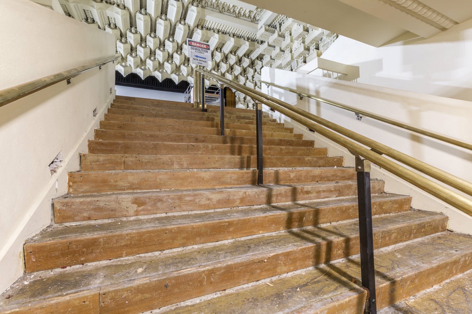 ©Capitol_120618_MainFoyer_Staircase_75017.jpg