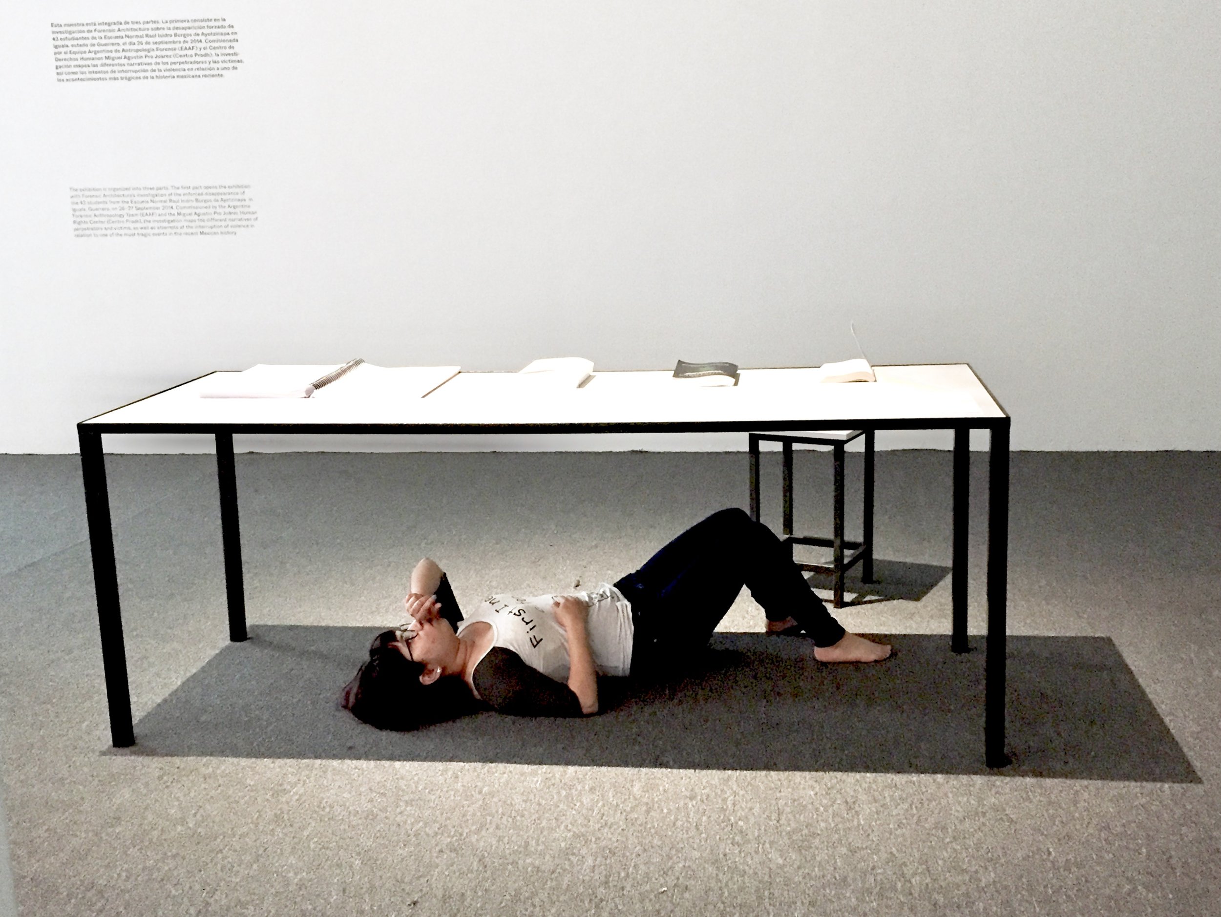 Ejercicio de recorrido sensible por la exposición, persona de Enlace. MUAC,2018. CDMX