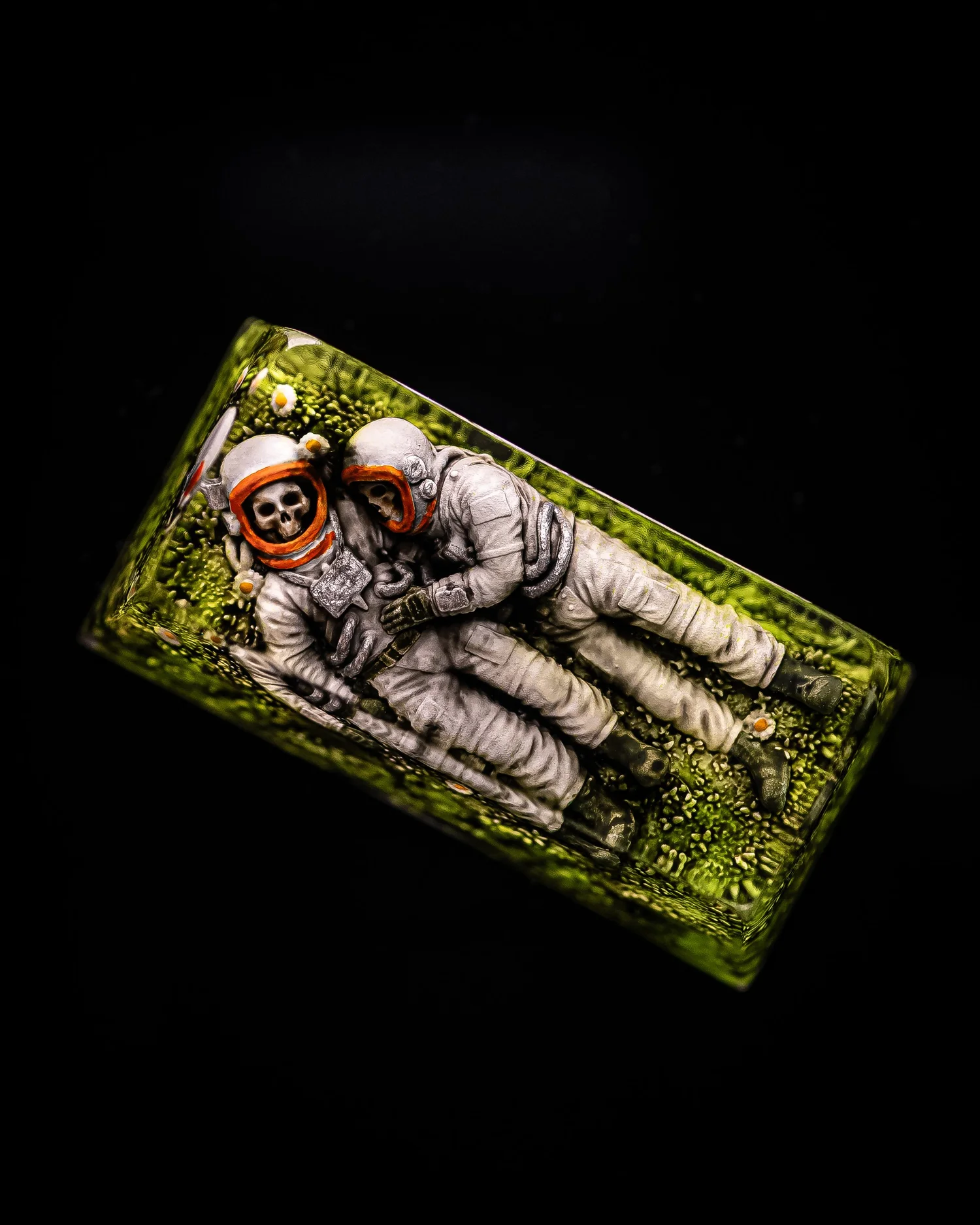 Close view of the two astronauts in the 2u keycap