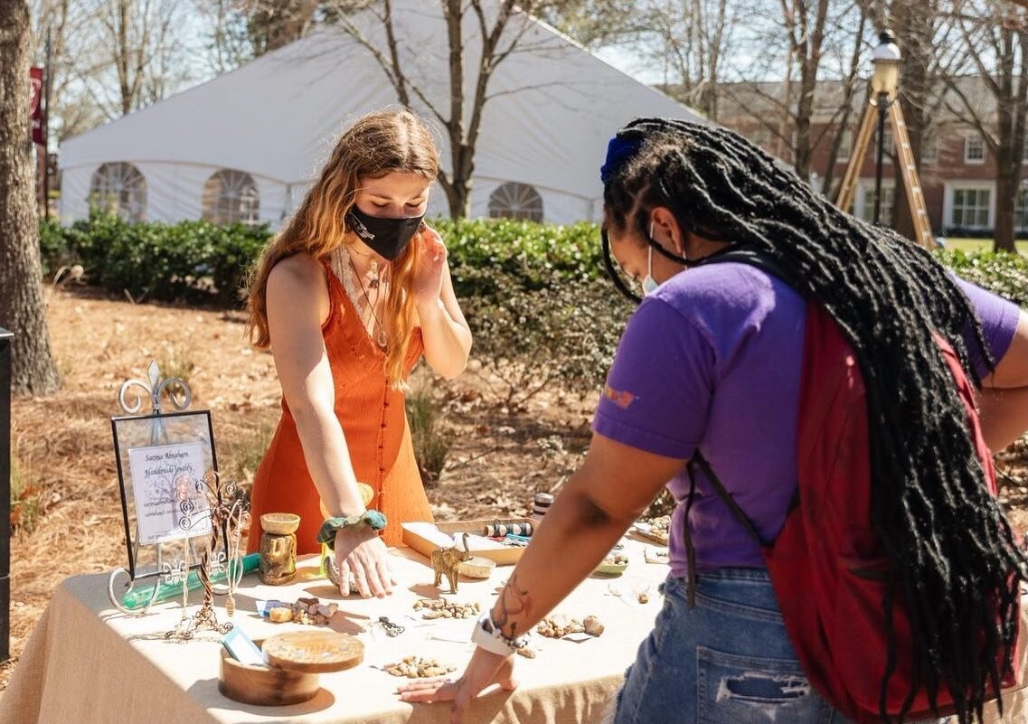 🎉Student Business Highlight🎉

@_get__stoned_ was created by current senior Sarina Abraham during her sophomore year here at Elon! She started making necklaces for friends, then friends of friends, and it continued to expand! 

Sarina&rsquo;s intent
