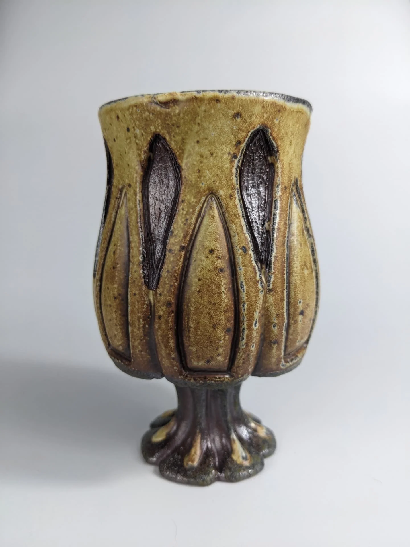 Stemmed cup. Wheel thrown, altered, and recently soda fired at TCS. Available now on my website! Link in bio 🫰🏻
#sodafired #handmade #stemmedcup #carved #ceramics #madeinpa #madeinphilly