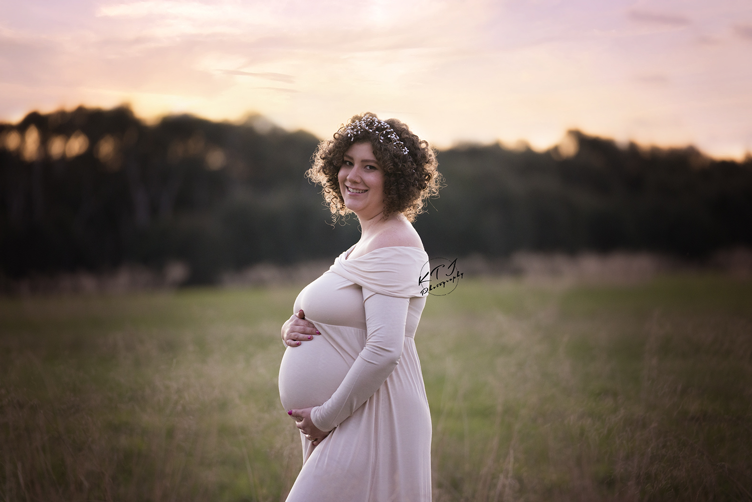 Maternity photo at Perth park