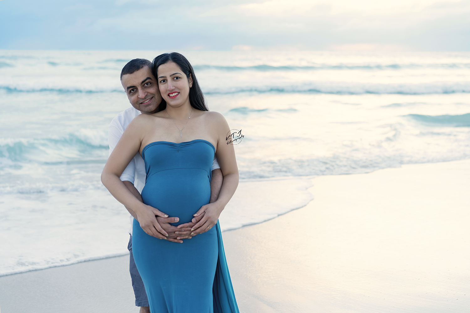 Perth Beach Maternity Photo by KTJ Photography