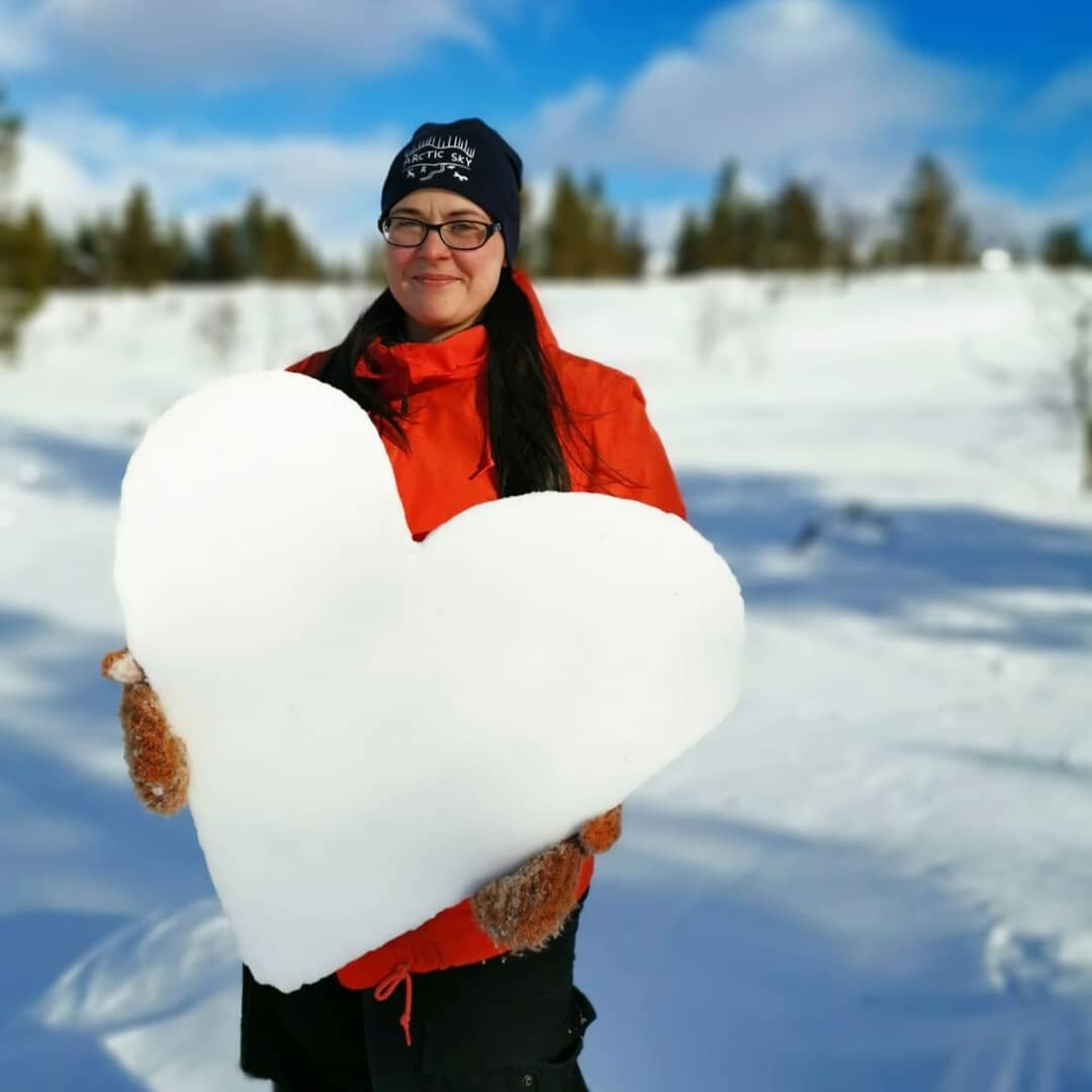 Greetings from Lapland! Last March we had beautiful days (and also now) and amazing weather. One day I made this snow heart on our way to the top of Kiilop&auml;&auml; fell 💙

Terkkuja Lapista! Viime maaliskuussa oli upeat ulkoilukelit ja niin on to