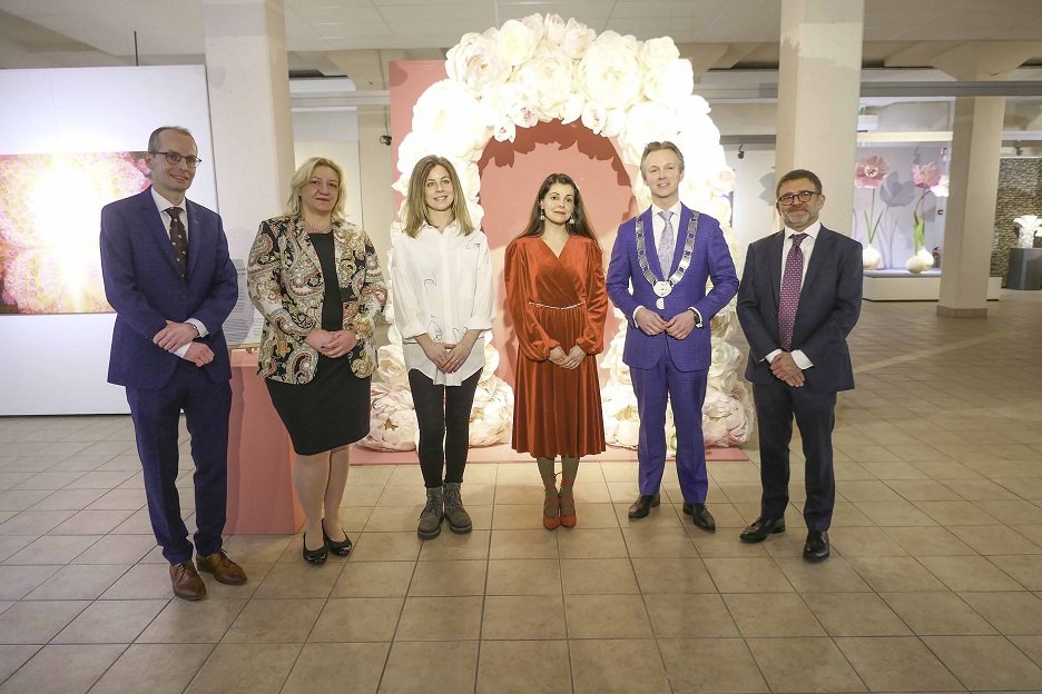   Vanaf links: Constantijn Hoffscholte (FAM), ambassadeur Beti Jacheva van Noord-Macedonië, kunstenaars Alisa Lis en Lida Sherafatmand, burgemeester Gido Oude Kotte en ambassadeur Mark Pace van Malta.  