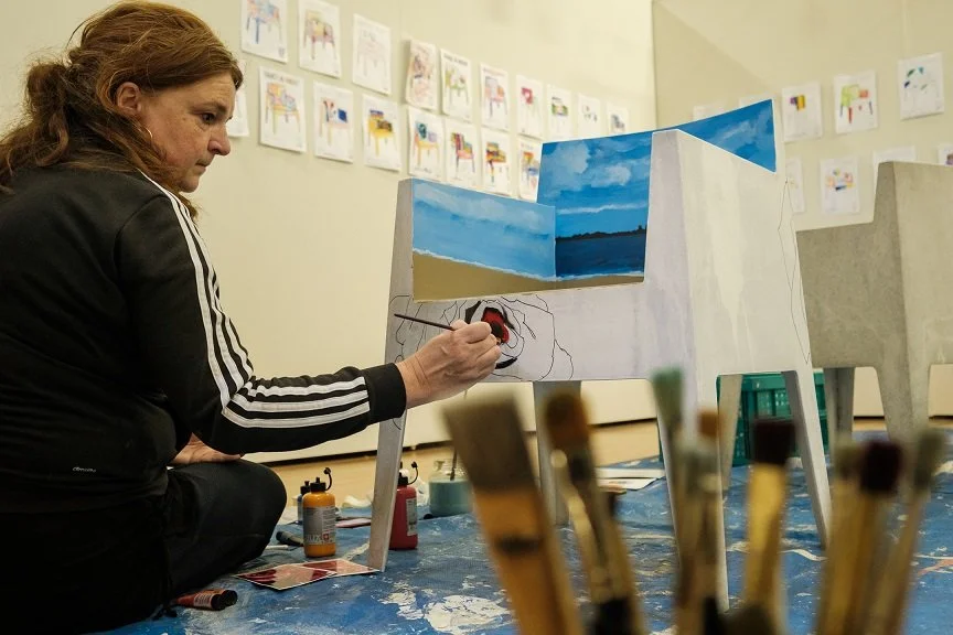 Kunstenaars aan de slag in atelier