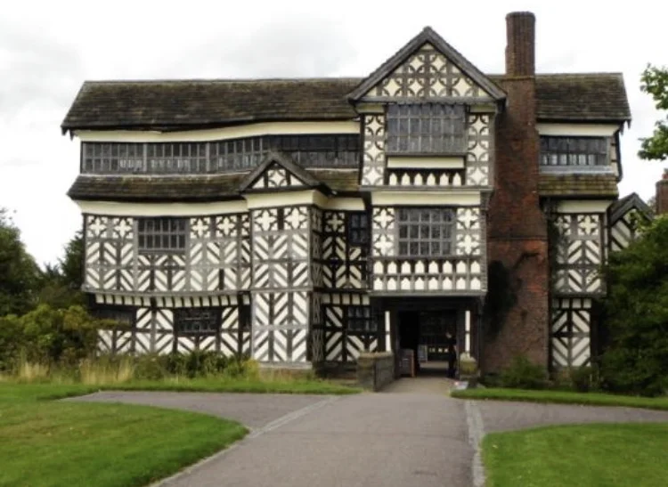 The house that defies explanation - no one knows how it’s still standing!