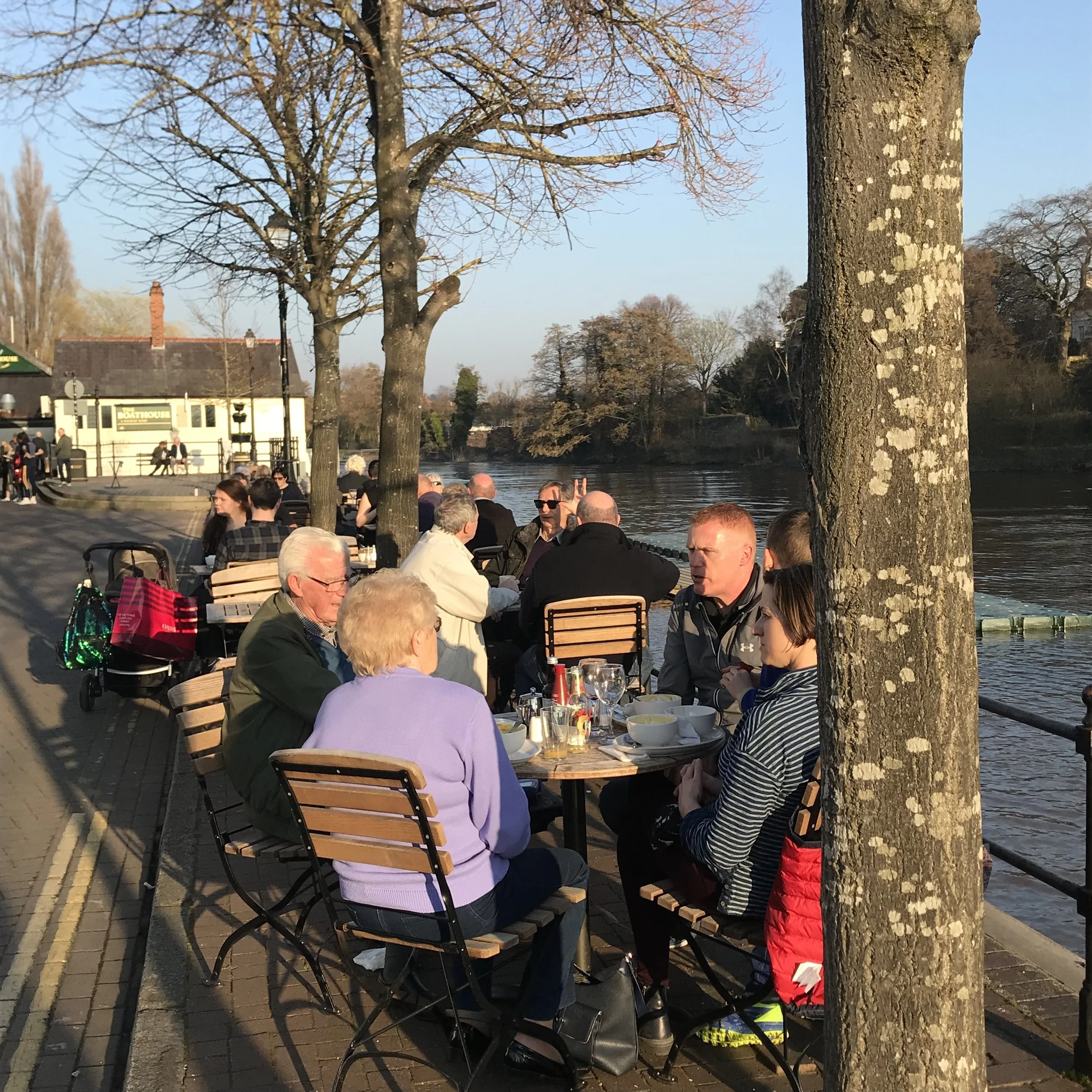 Outdoor riverside seAting at the moorings