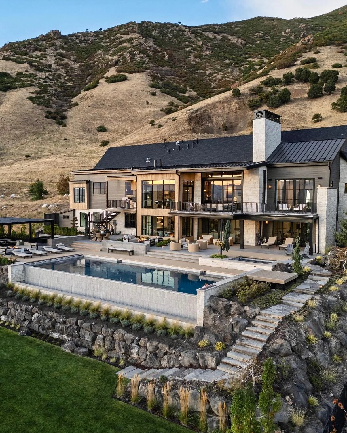 When all of the pieces come together for an impactful yard&hellip;it&rsquo;s magic! There are so many items to consider when designing but here are 3 takeaways from this home and landscape integration. 
1. Topography - design with and for the land. T