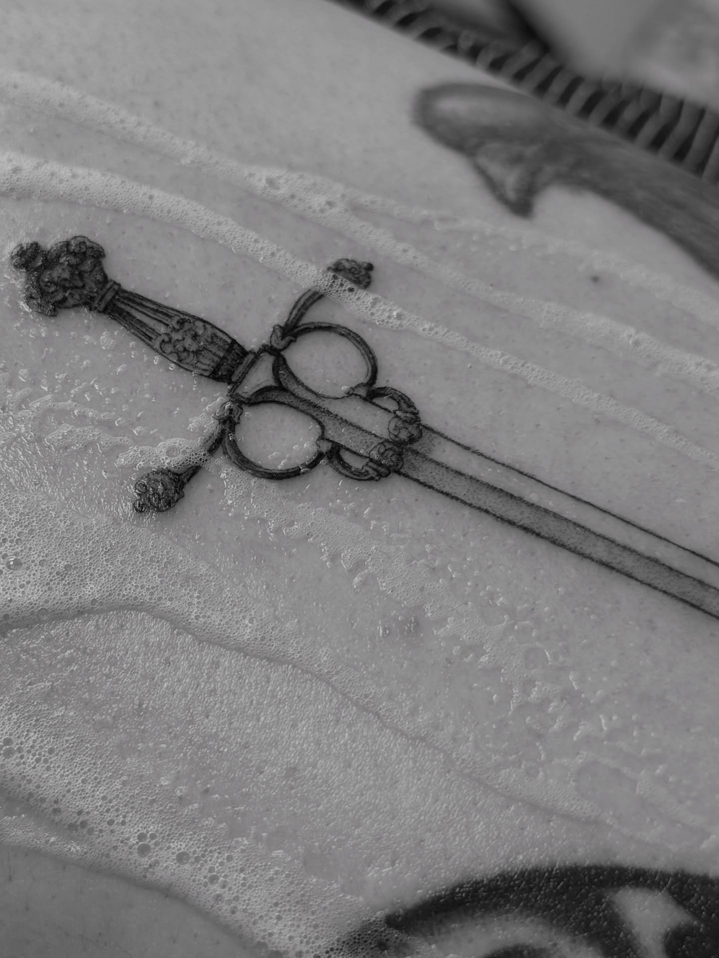 🤺 
DM or www.allaprimalisboa.com

#lisbontattoo #tattoolisbon #lissabontattoo #tattoolissabon #finelinelisbon 
#sword #swordtattoo