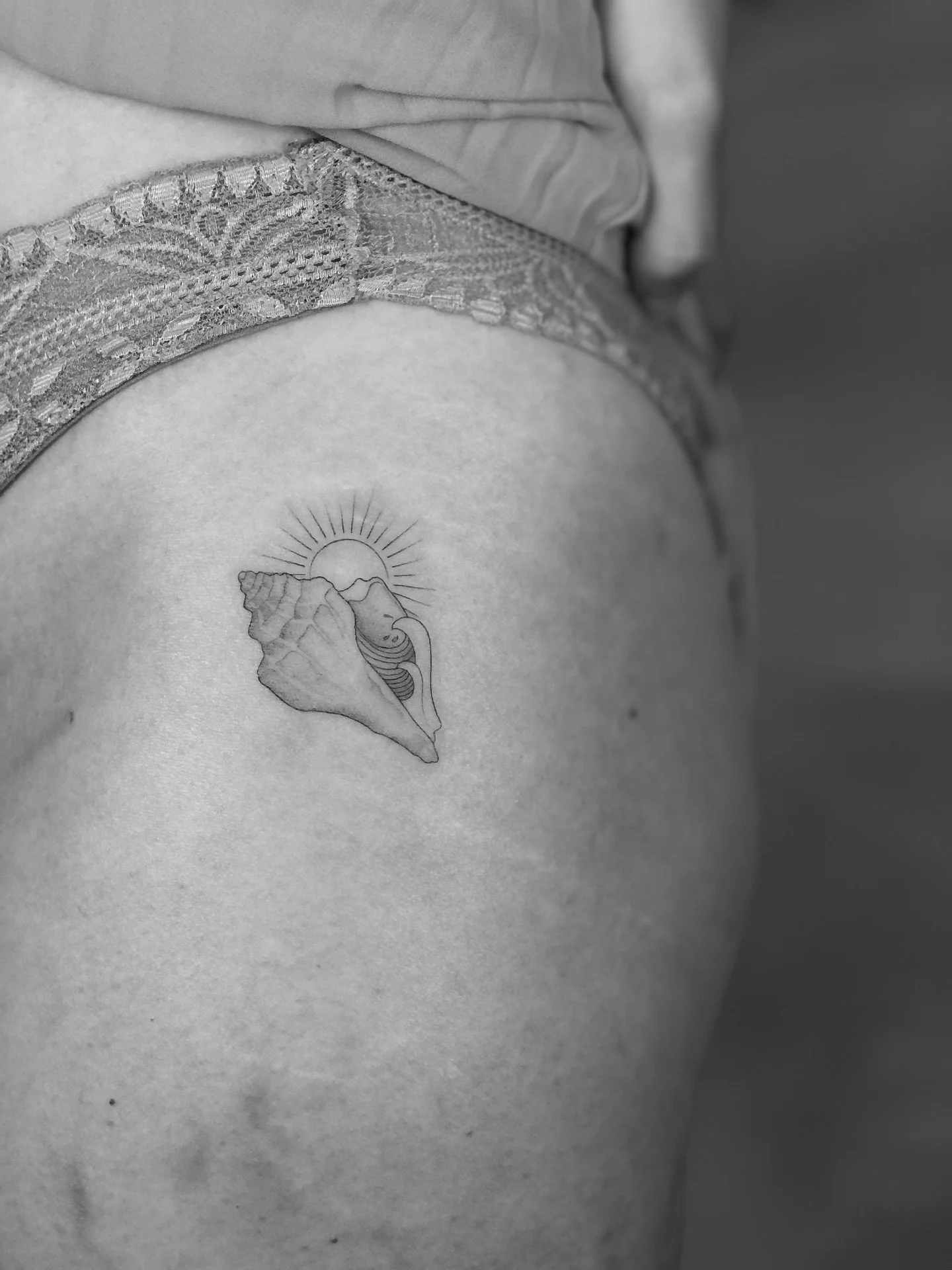 🌊🐚☀️ by @aaaaline_tattoo 
#lissabontattoo #tattoolissabon #lisboatattoo #tattoolisboa #lisbontattoo #tattoolisbon #portugaltattoo #finelinetattoo