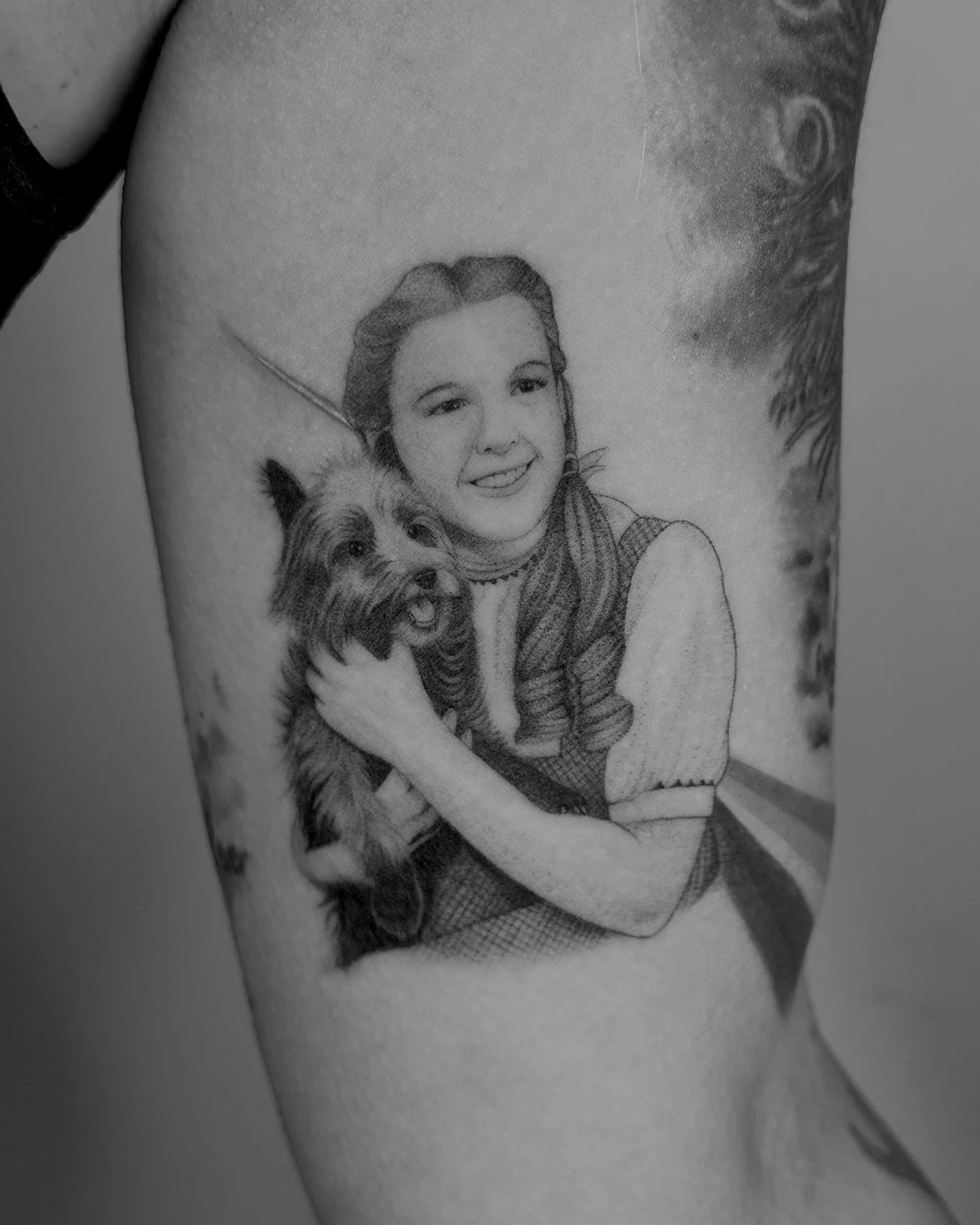 swipe to see the rainbow 🌈 
by @aaaaline_tattoo 

#finelinetattoos #finelinetattooartist #allaprimalisboa