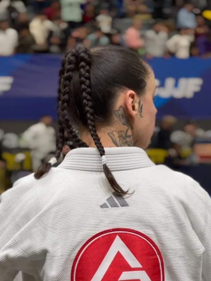 Sobre crescer fora da zona de conforto:
2 anos de jiu-jitsu, 1 ano de competi&ccedil;&atilde;o
2 campeonatos nacionais, 2 europeus 🤍💙
Aprendi muito sobre mim. Dediquei-me muito a algo desde o in&iacute;cio tamb&eacute;m. N&atilde;o me permiti perde