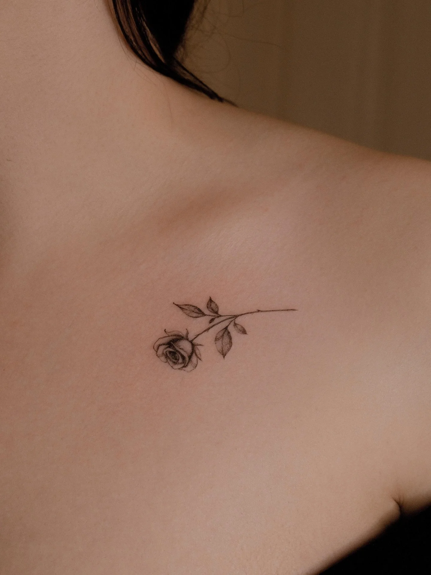 🌹 by @cursed.tattoo 

#finelinetattoo #tattoofineline #flowertattoo #tattooflower