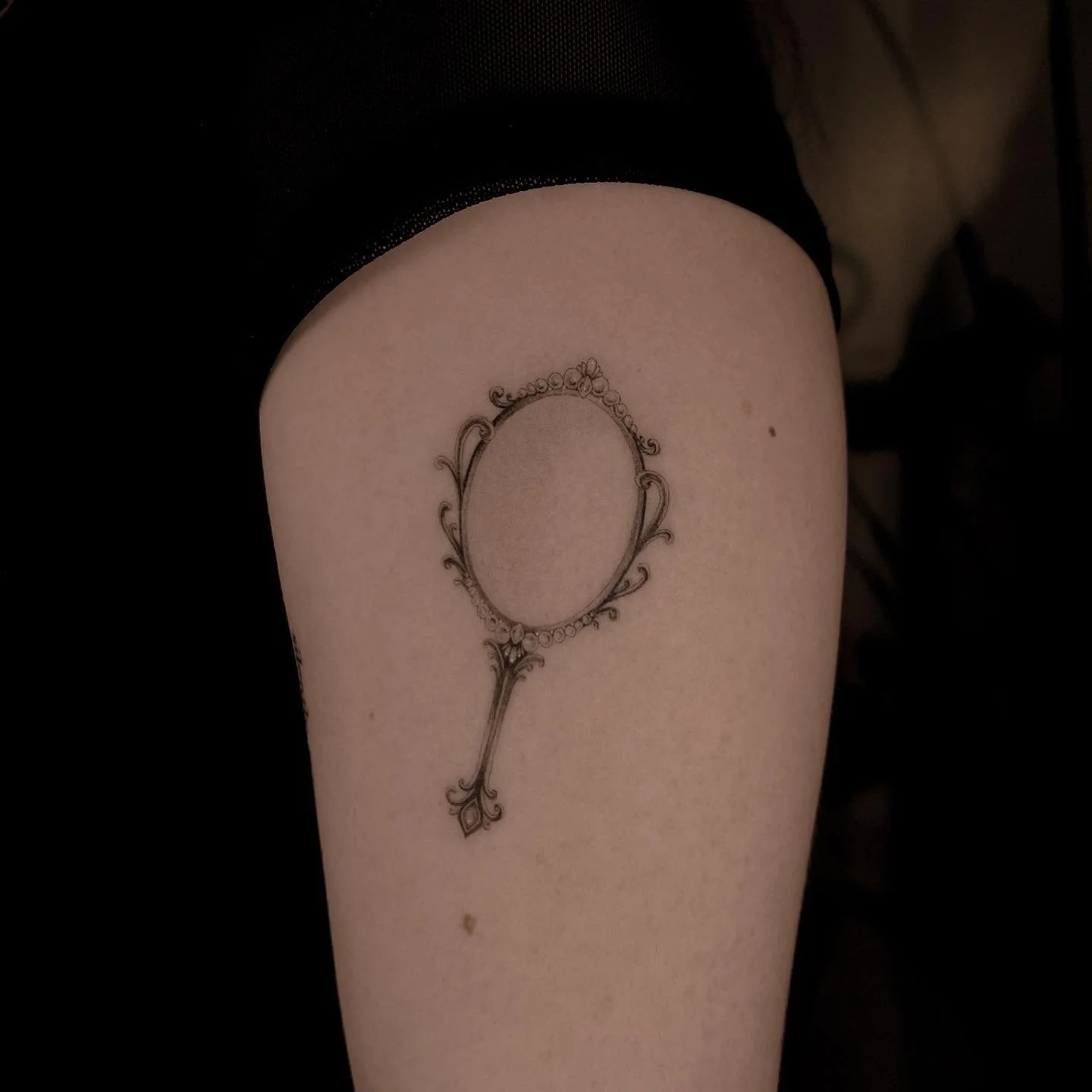 🪞💫
My booking is open for October and November, send me a dm to make an appointment 🫶🏻
Done at @allaprimalisboa 🖤
.
.
.
.
.
.
.
#tattoolisbon #tatuagemlisboa #tattooportugal #finelinetattoo #finelinetattoolisbon #finelinetattoolisboa #lisbontatt