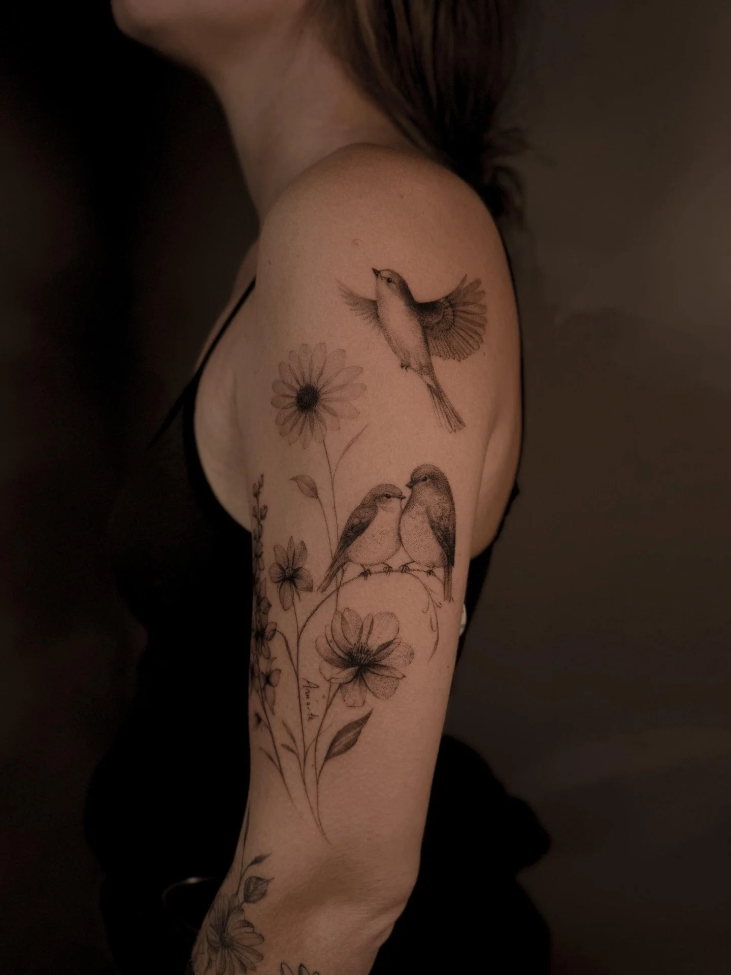 Swipe right for some 🌼 and 🐦&zwj;⬛ by @cursed.tattoo

#lissabontattoo #lisboatattooartist #lisbontattoostudio #finelinetattoo