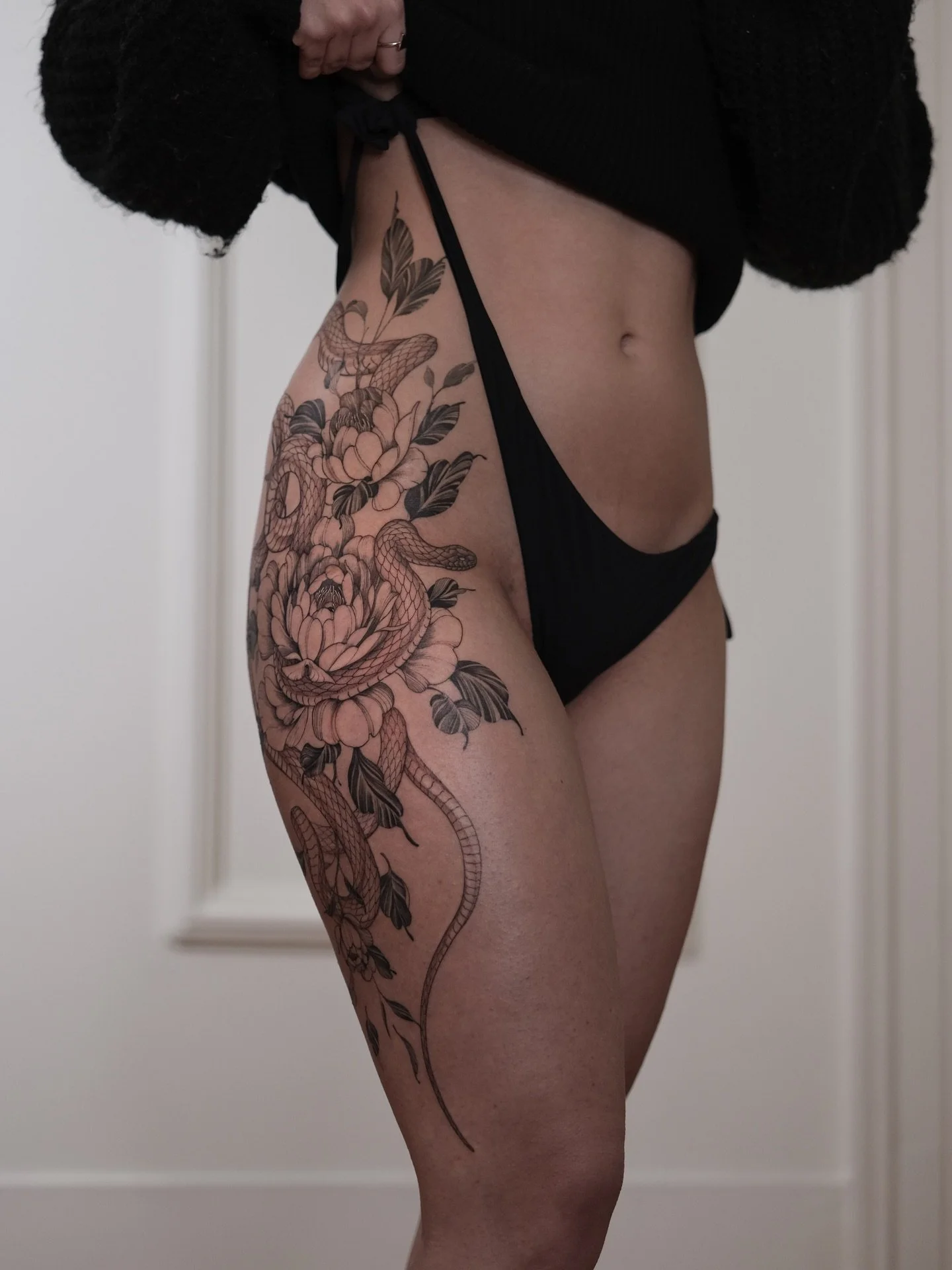 snakes and flowers by @ricardogtattoo 

#portugaltattoo #snaketattoos #floraltattoo #lissabontattoo #hiptattoo