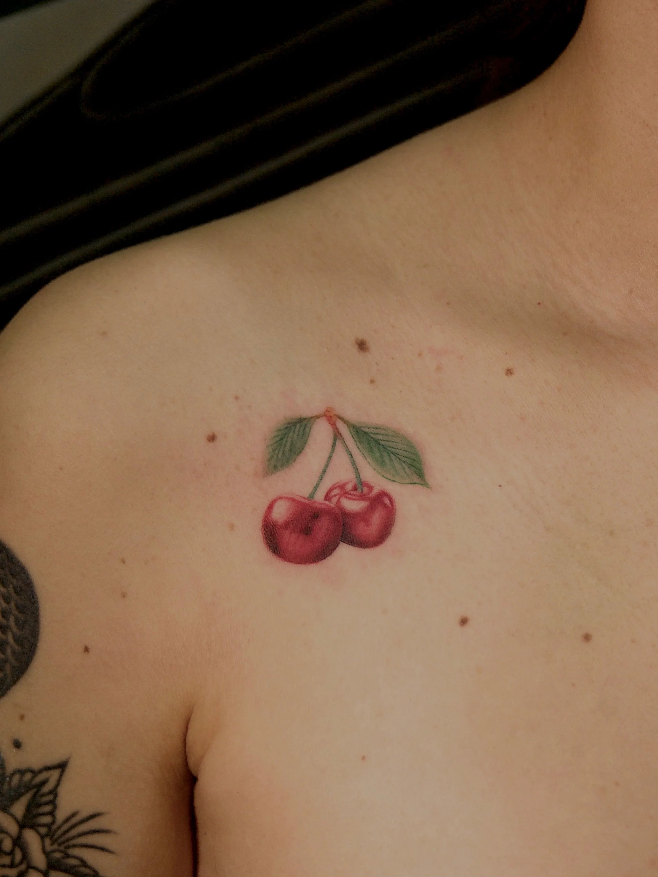 🍒 by @aaaaline_tattoo 

#microrealismtattoo #tattooartist #tattooartists #finelinetattooartist #cherrytattoo