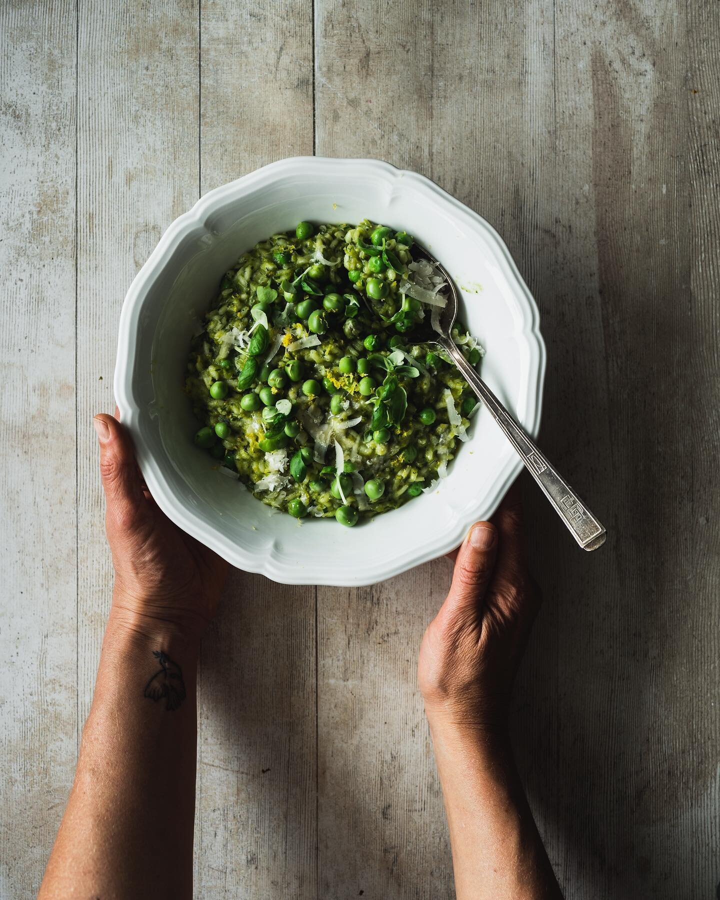 Five little peas in a pea-pod pressed
One grew, two grew and so die all the rest
They grew and grew so fat and round
The pod went pop &amp; they fell to the ground 💚

In love with pea season 💚

Erbsen Risotto - in k&uuml;rze auf dem Blog 💚

#risot