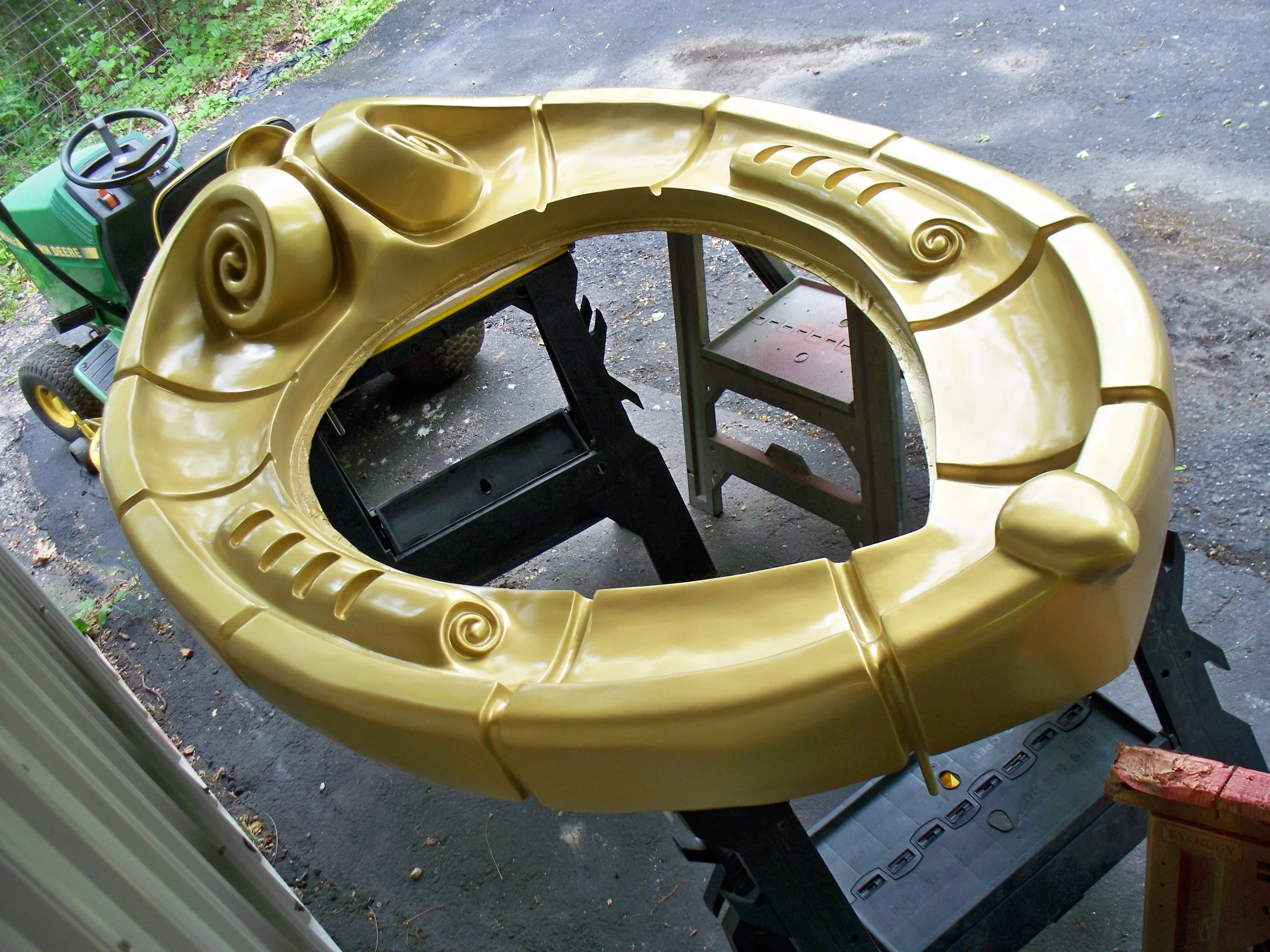 uw_crest_large_gold_surround.jpg